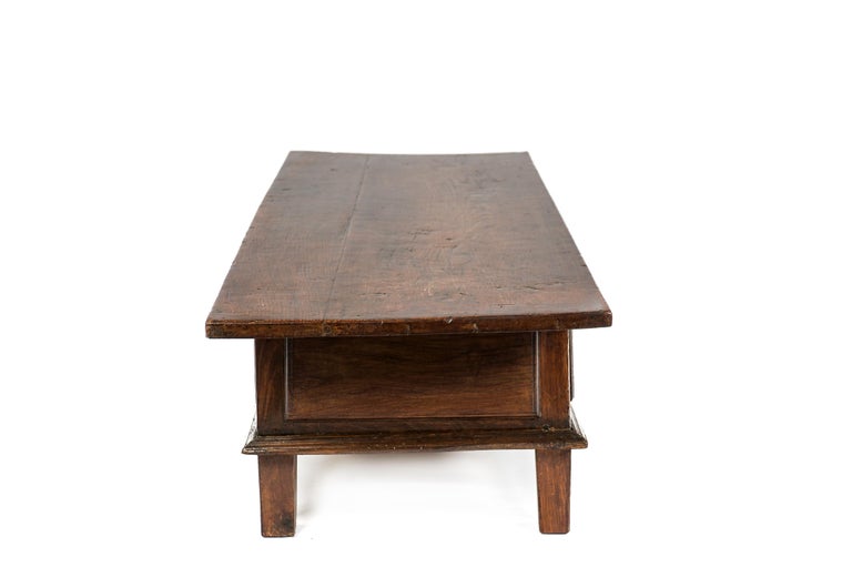 Antique 18th-Century Rustic Spanish Warm Brown Chestnut Coffee Table For Sale 1