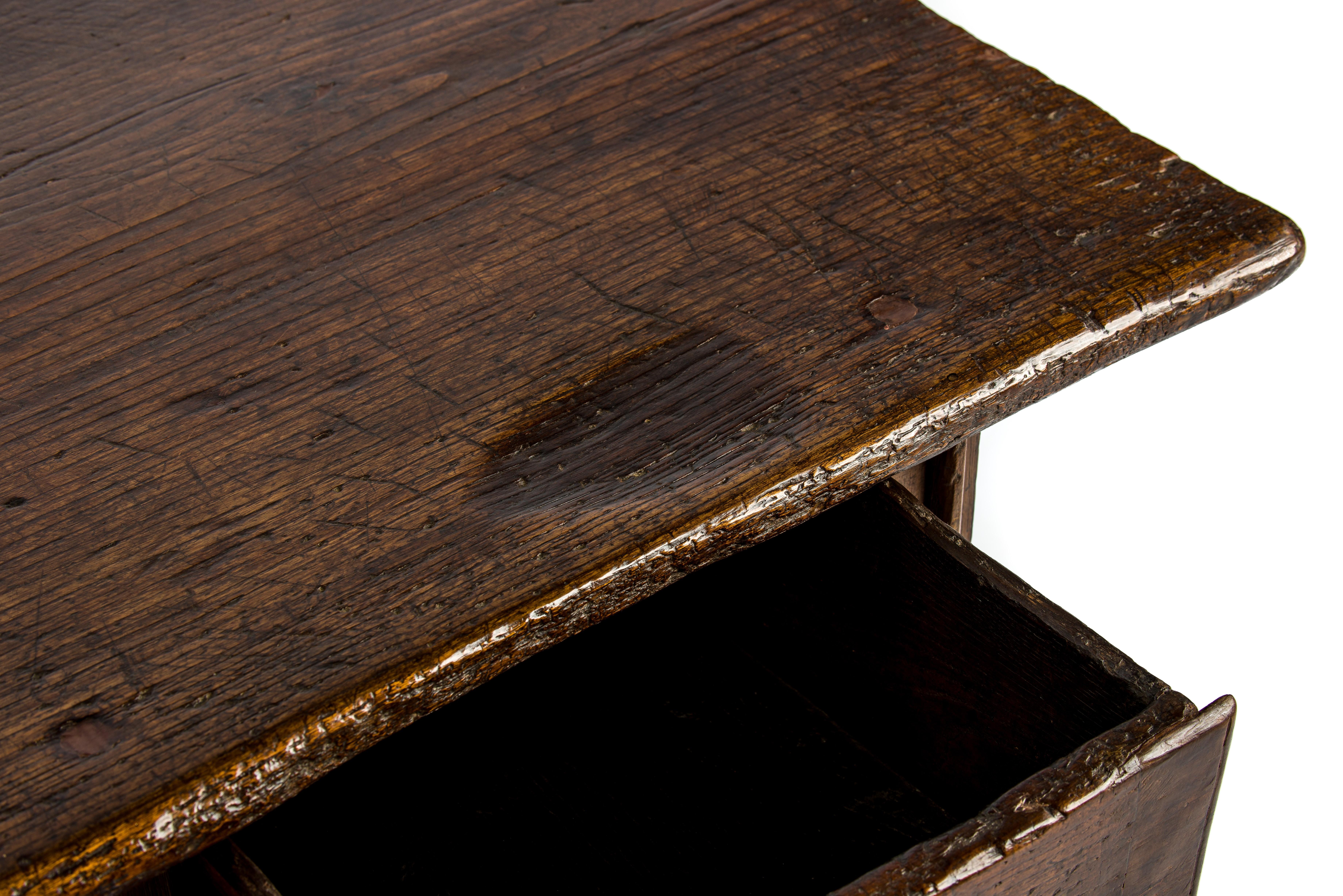 Laiton Ancienne table basse espagnole rustique du XVIIIe siècle en châtaignier marron chaud en vente