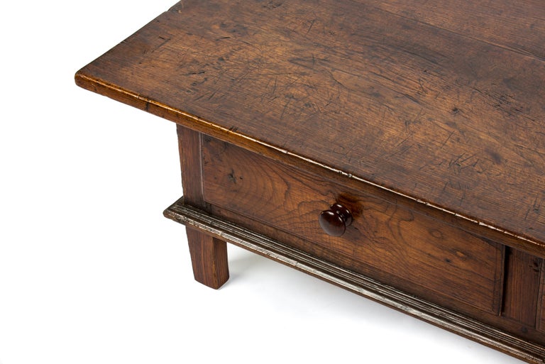 Antique 18th-Century Rustic Spanish Warm Brown Chestnut Coffee Table For Sale 2