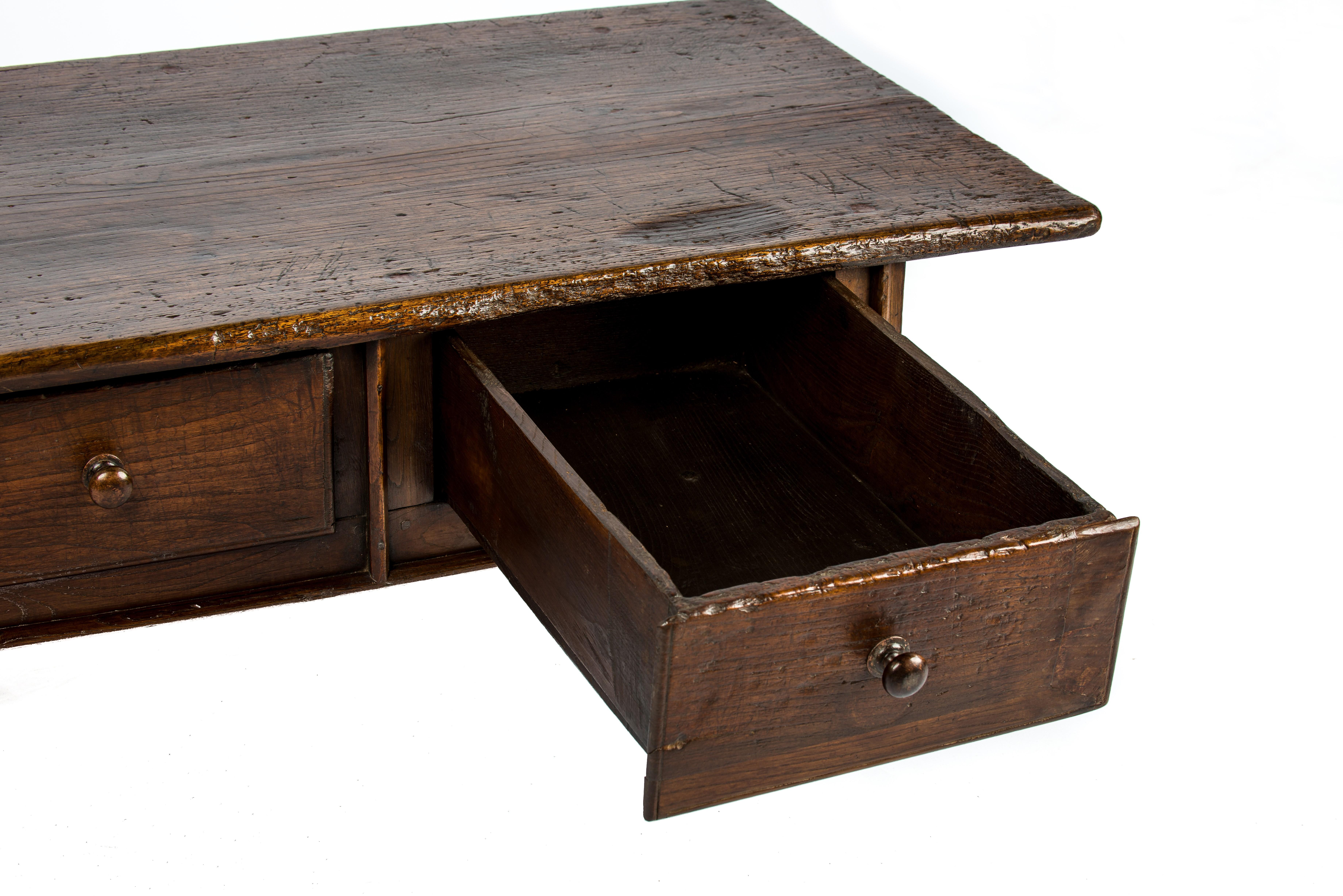 Ancienne table basse espagnole rustique du XVIIIe siècle en châtaignier marron chaud en vente 1