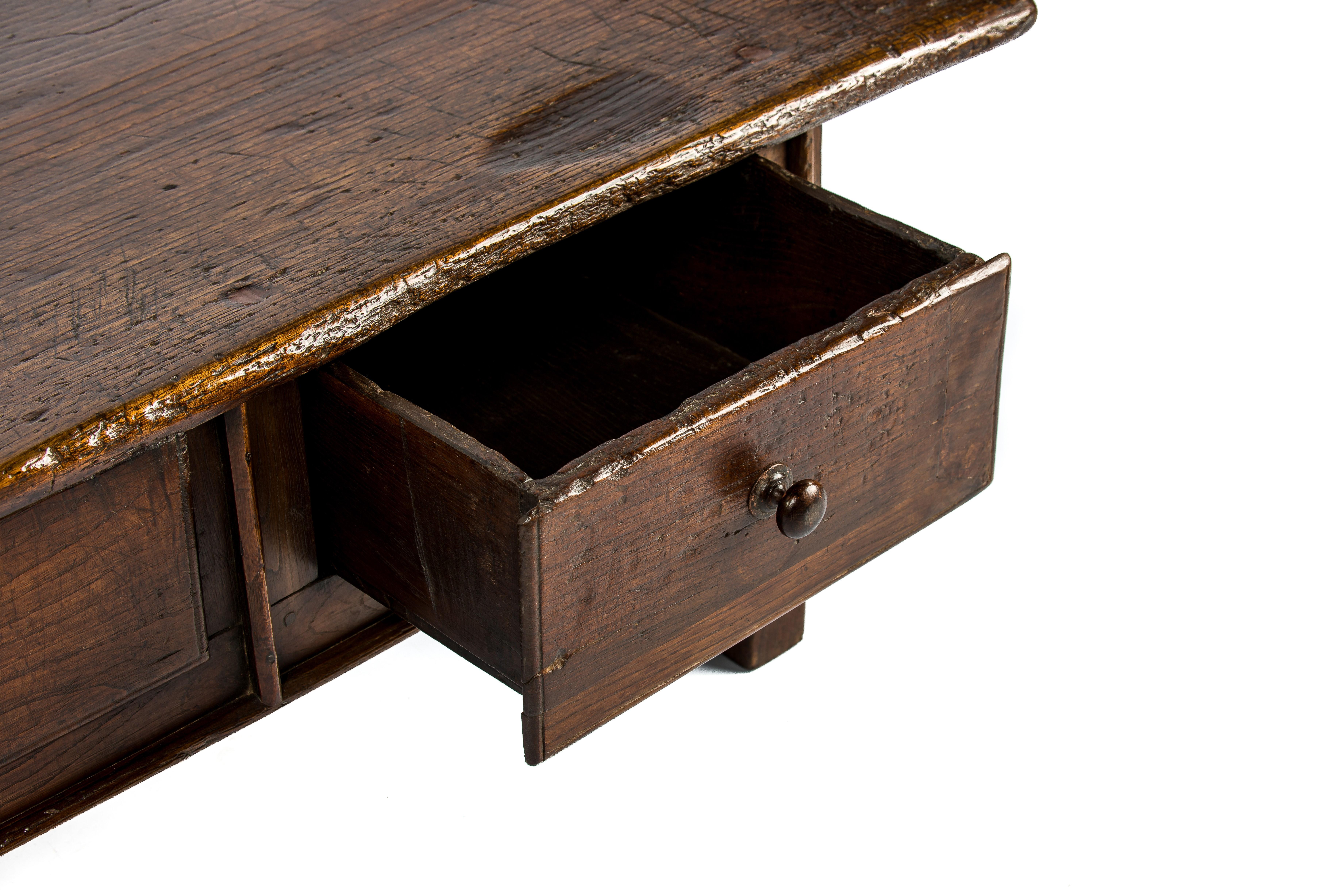 Ancienne table basse espagnole rustique du XVIIIe siècle en châtaignier marron chaud en vente 2