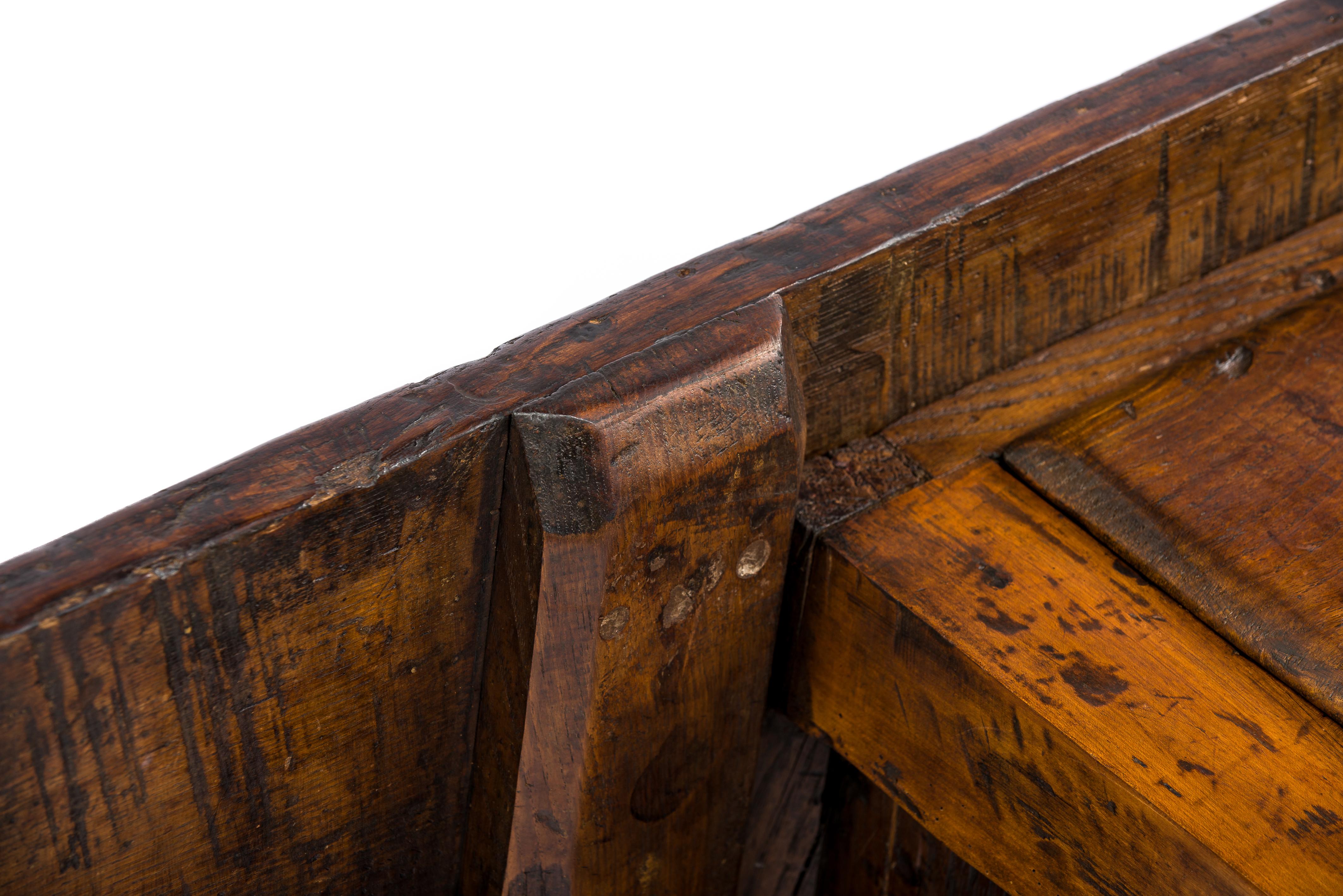 Antique 18th-Century Rustic Spanish Warm Brown Chestnut Coffee Table For Sale 3