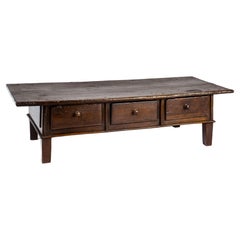 Ancienne table basse espagnole rustique du XVIIIe siècle en châtaignier marron chaud
