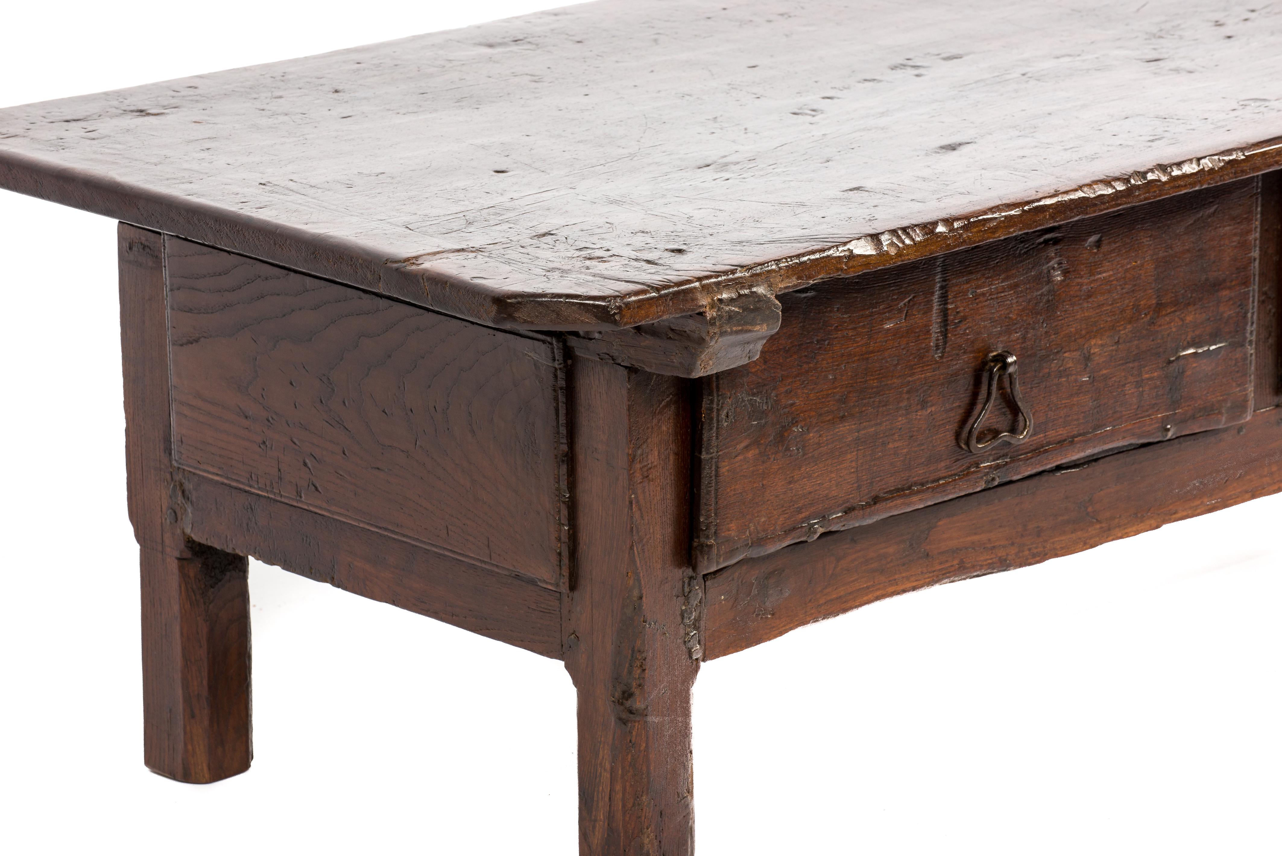 Ancienne table basse espagnole rustique du XVIIIe siècle à deux tiroirs en châtaignier brun chaud du XVIIIe siècle en vente 2
