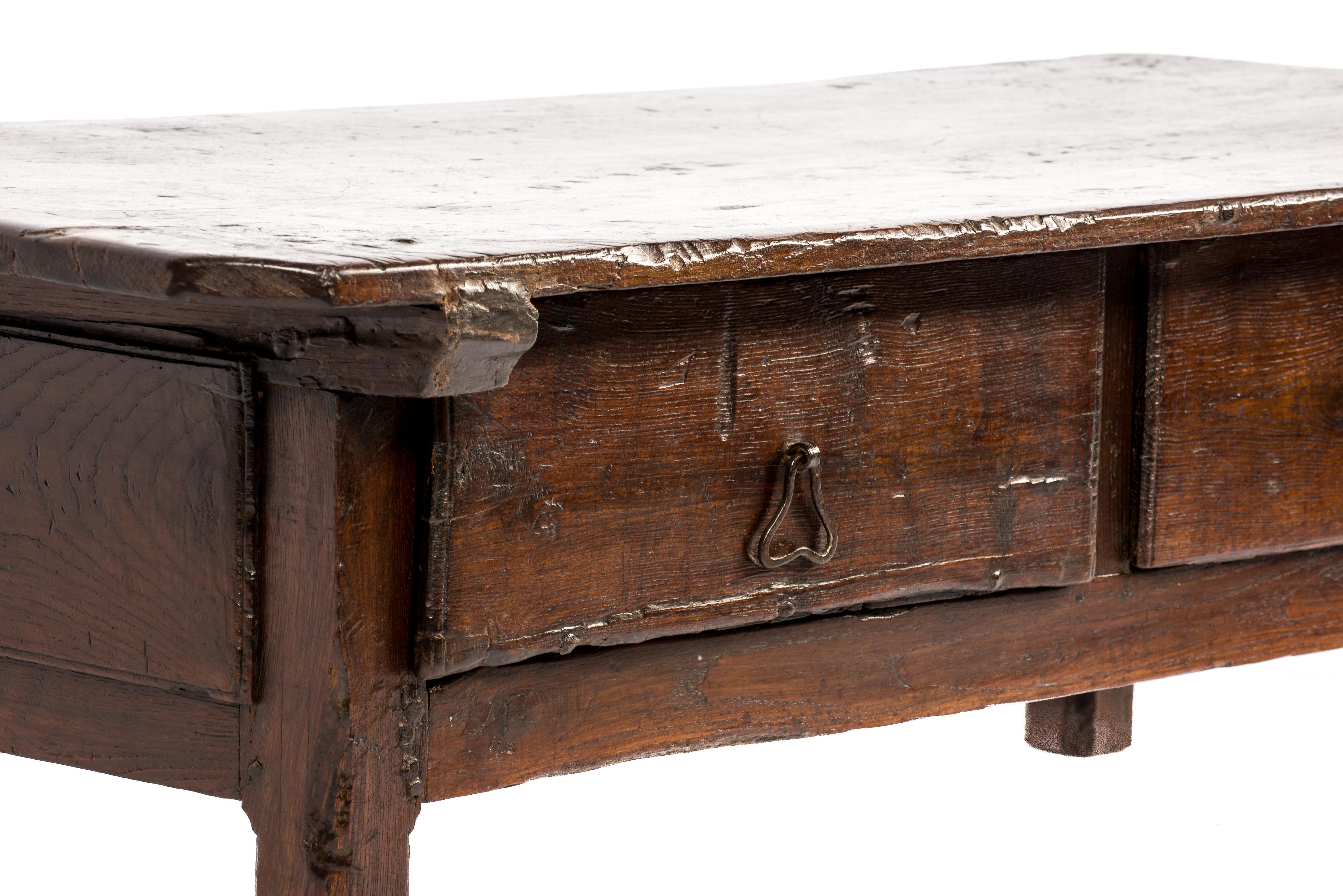 Ancienne table basse espagnole rustique du XVIIIe siècle à deux tiroirs en châtaignier brun chaud du XVIIIe siècle en vente 3