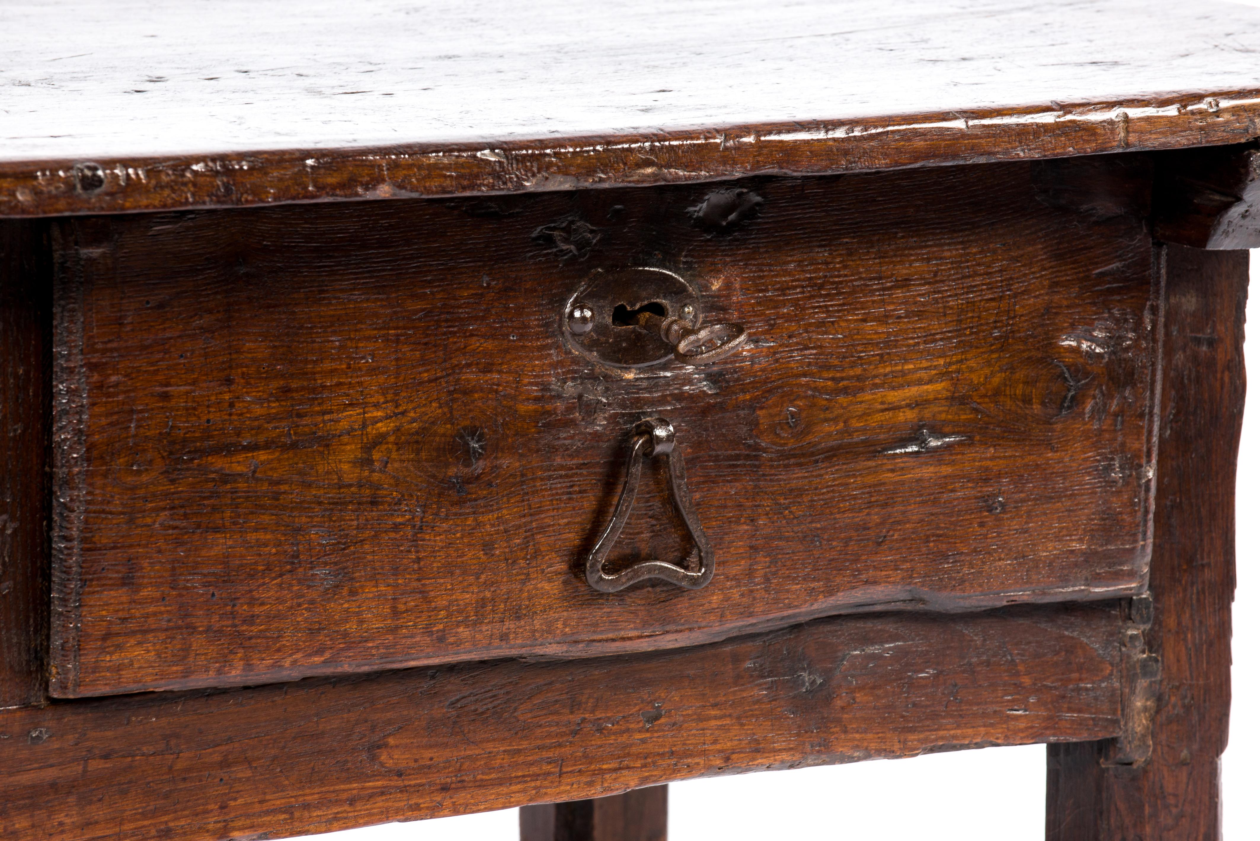 Ancienne table basse espagnole rustique du XVIIIe siècle à deux tiroirs en châtaignier brun chaud du XVIIIe siècle en vente 4