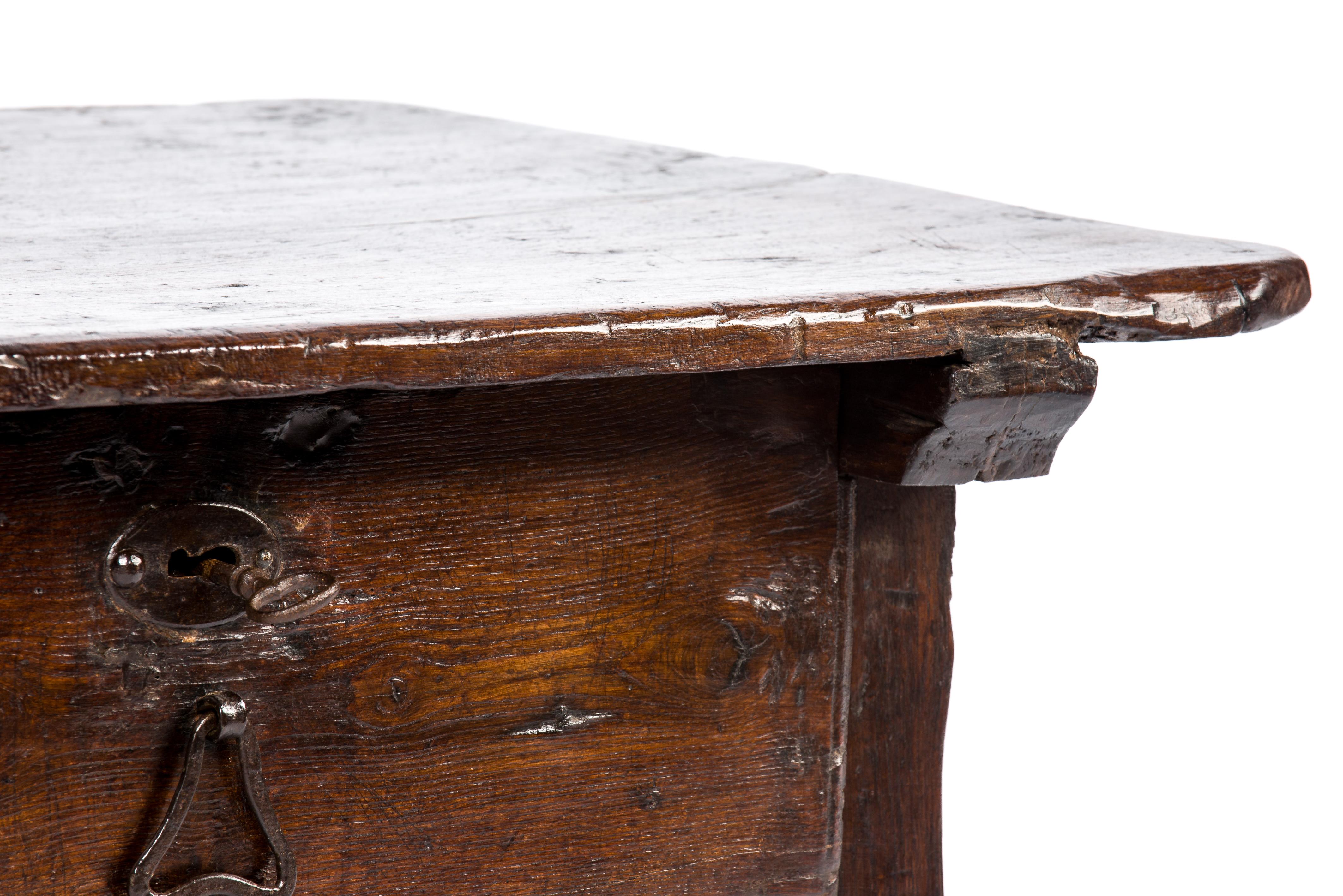 Ancienne table basse espagnole rustique du XVIIIe siècle à deux tiroirs en châtaignier brun chaud du XVIIIe siècle en vente 5