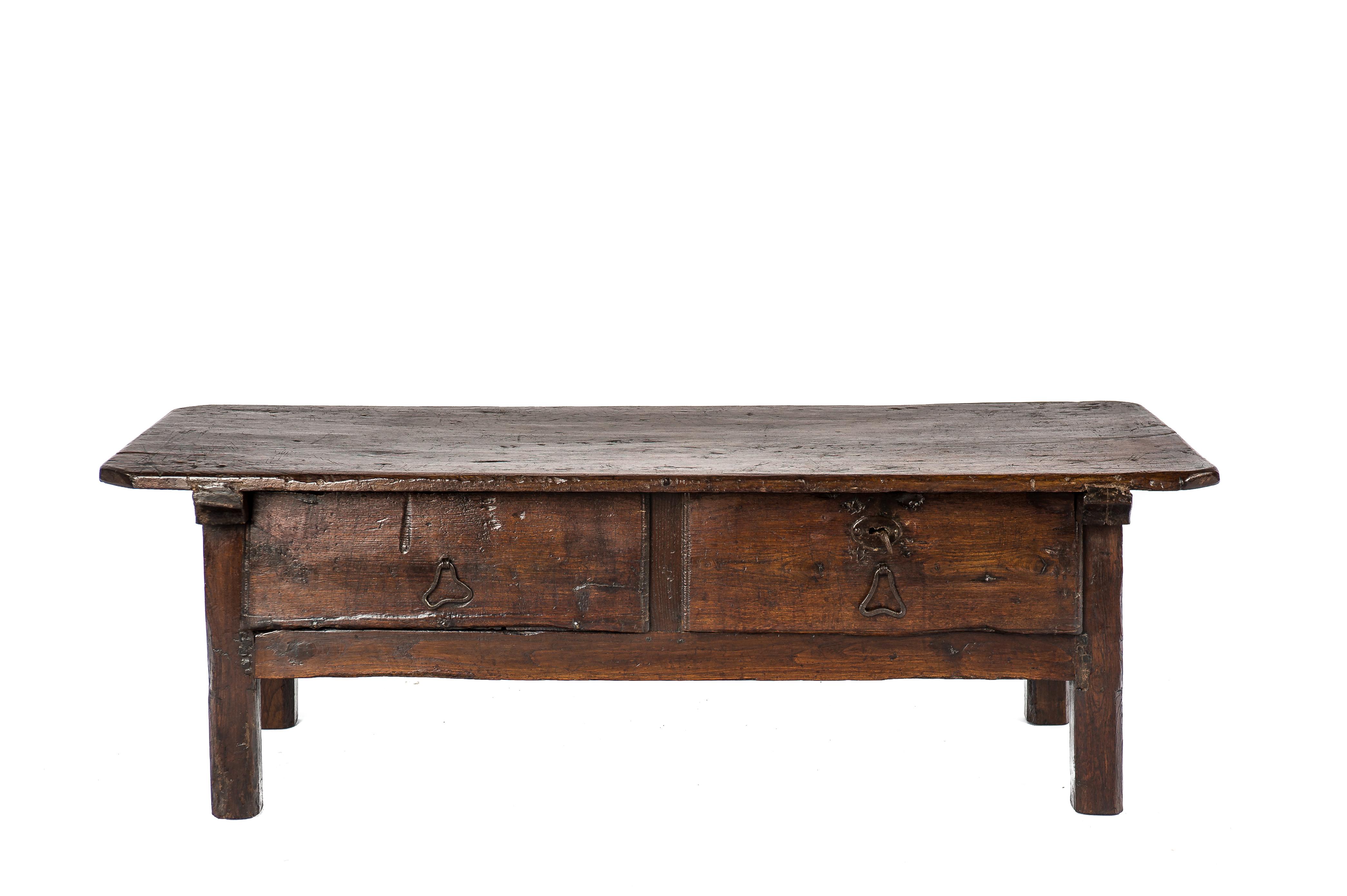 Cette belle table basse ou table basse rustique de couleur brun chaud est originaire d'Espagne et date d'environ 1780. Le plateau de la table est unique et a été fabriqué à partir d'une seule planche de bois de châtaignier massif d'un pouce