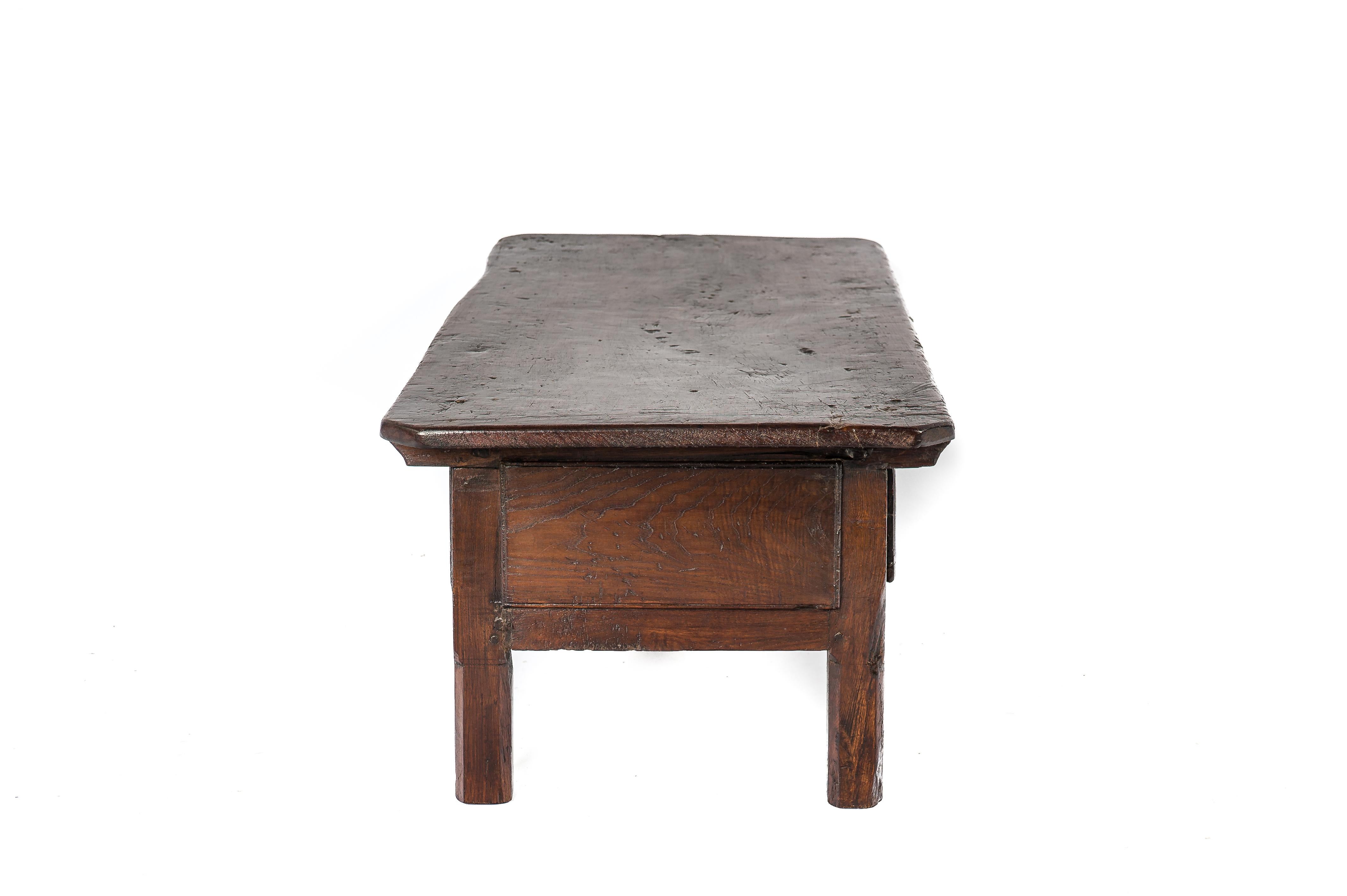 Baroque Ancienne table basse espagnole rustique du XVIIIe siècle à deux tiroirs en châtaignier brun chaud du XVIIIe siècle en vente