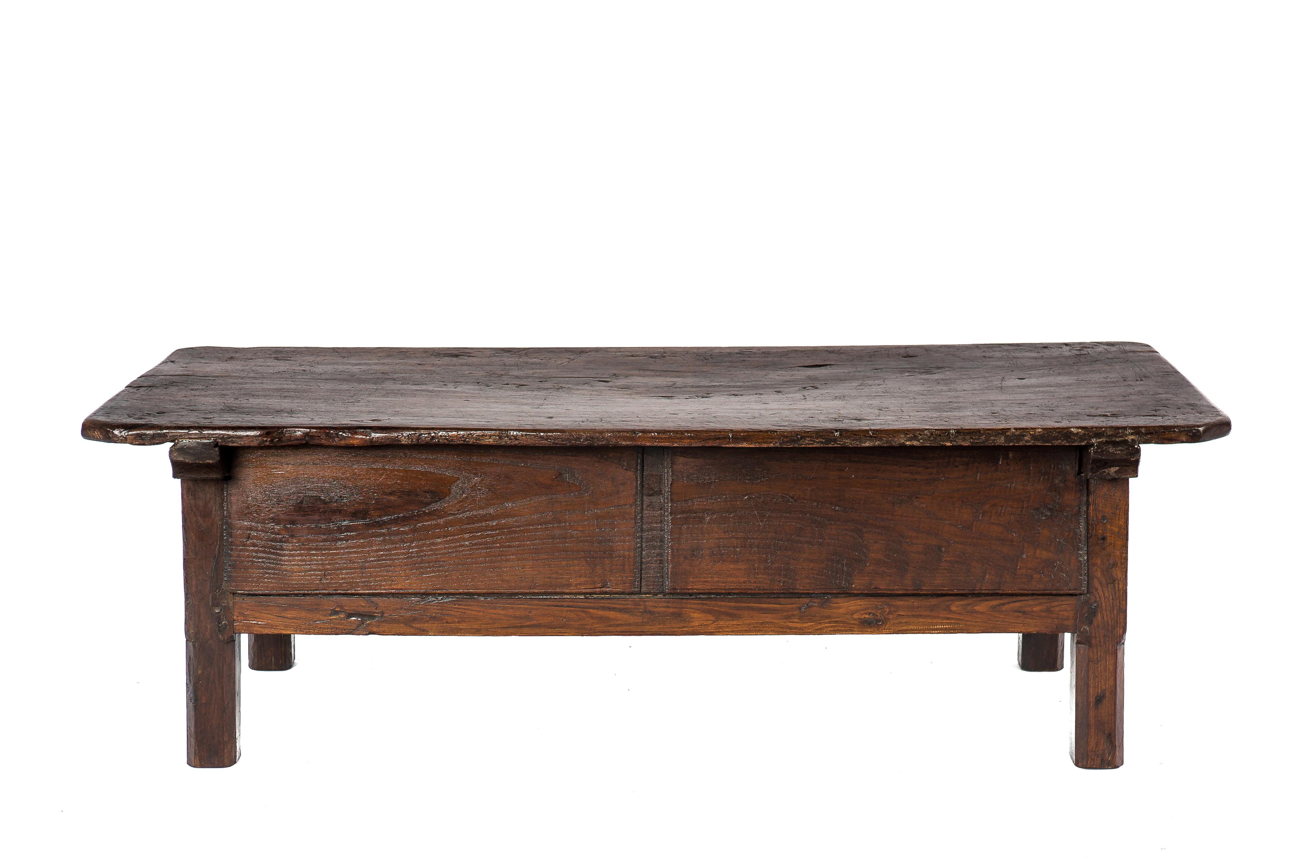 Espagnol Ancienne table basse espagnole rustique du XVIIIe siècle à deux tiroirs en châtaignier brun chaud du XVIIIe siècle en vente