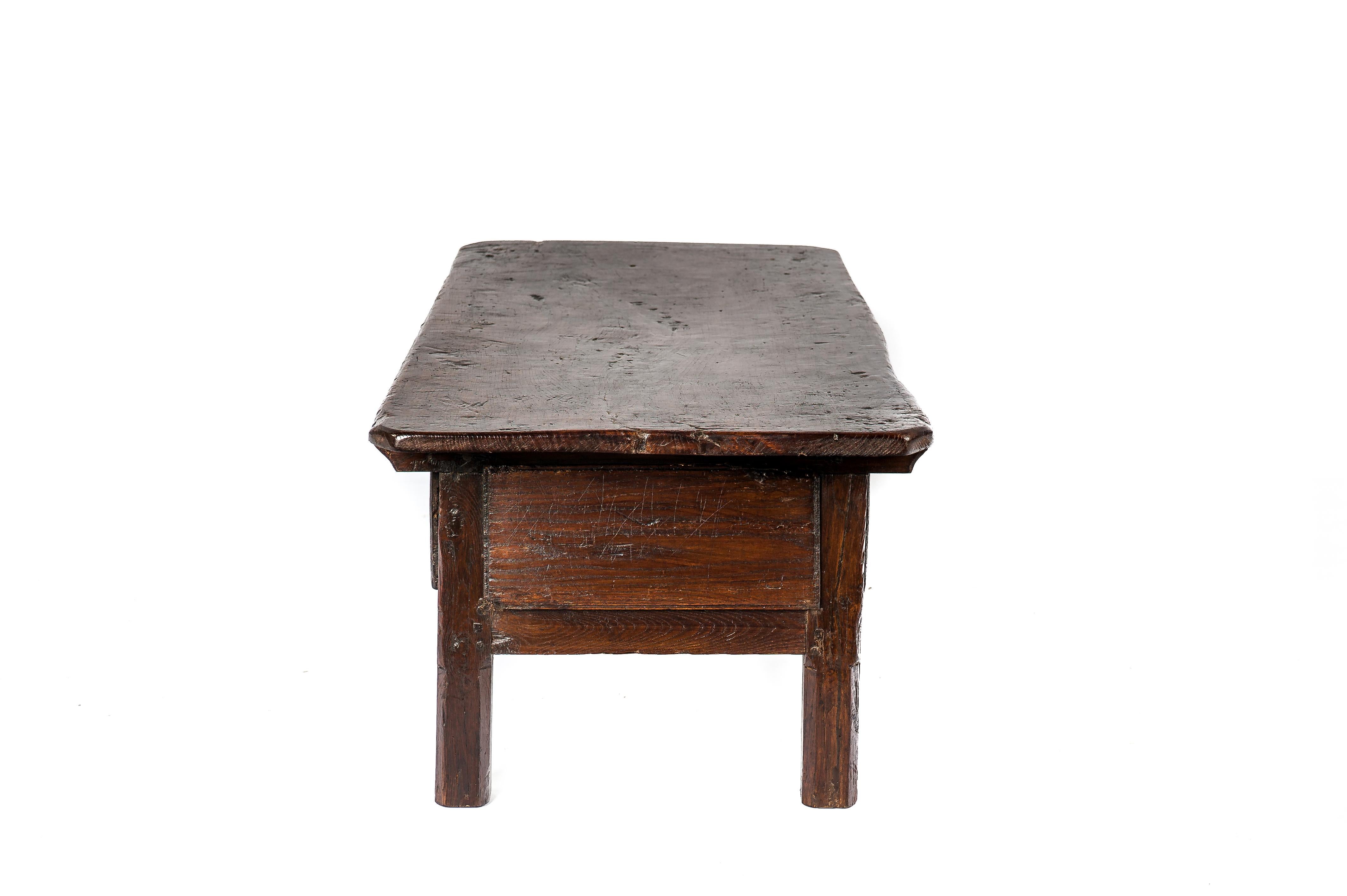 Forgé Ancienne table basse espagnole rustique du XVIIIe siècle à deux tiroirs en châtaignier brun chaud du XVIIIe siècle en vente