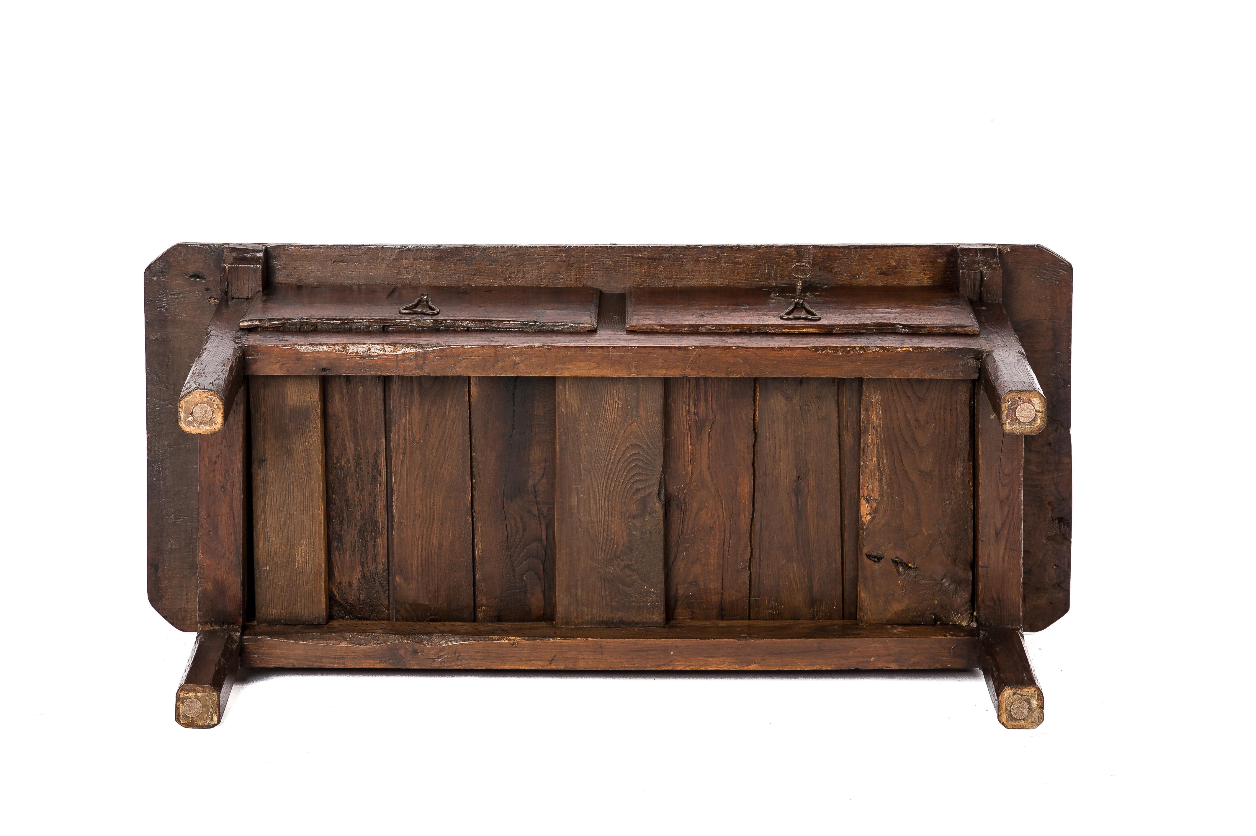 Ancienne table basse espagnole rustique du XVIIIe siècle à deux tiroirs en châtaignier brun chaud du XVIIIe siècle Bon état - En vente à Casteren, NL