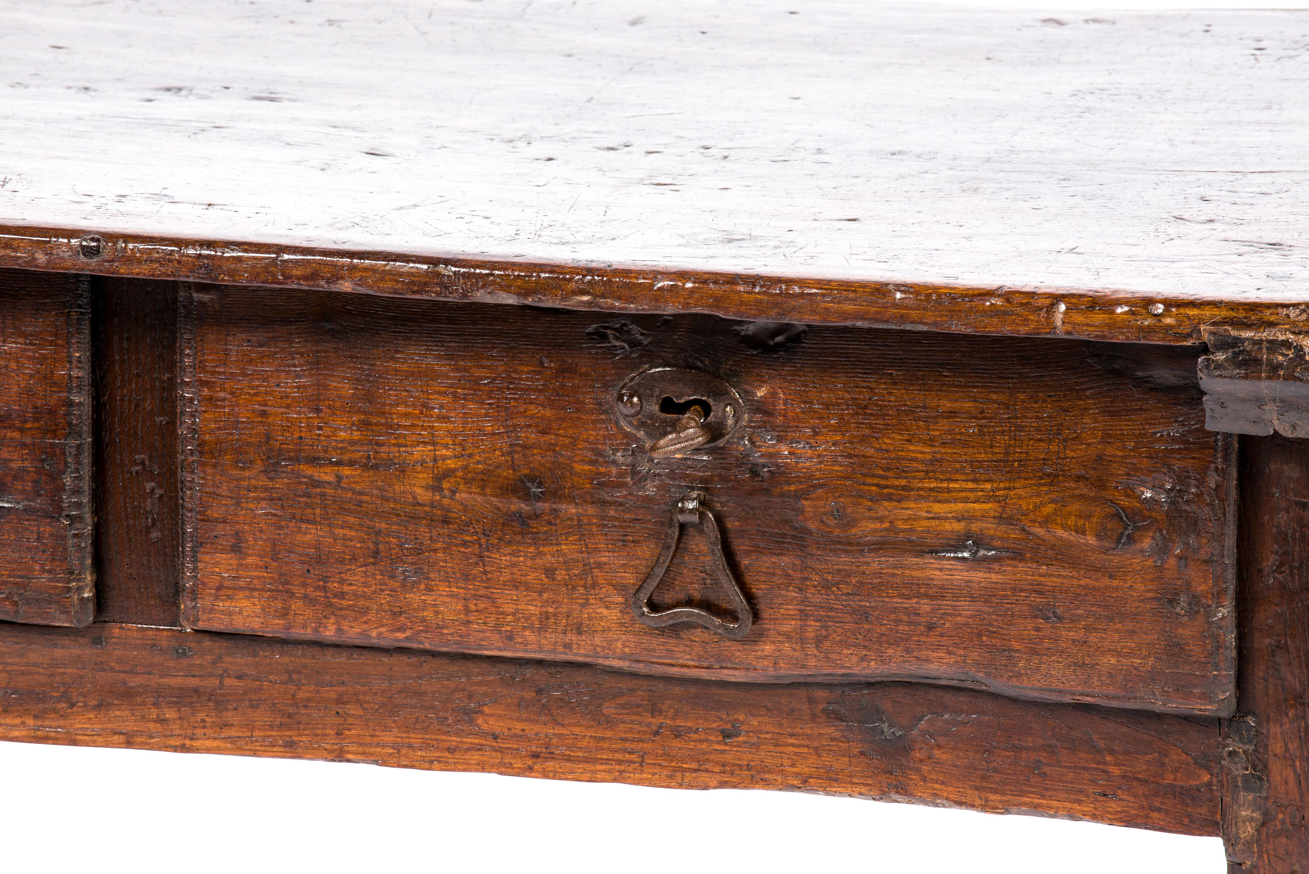 Acier Ancienne table basse espagnole rustique du XVIIIe siècle à deux tiroirs en châtaignier brun chaud du XVIIIe siècle en vente