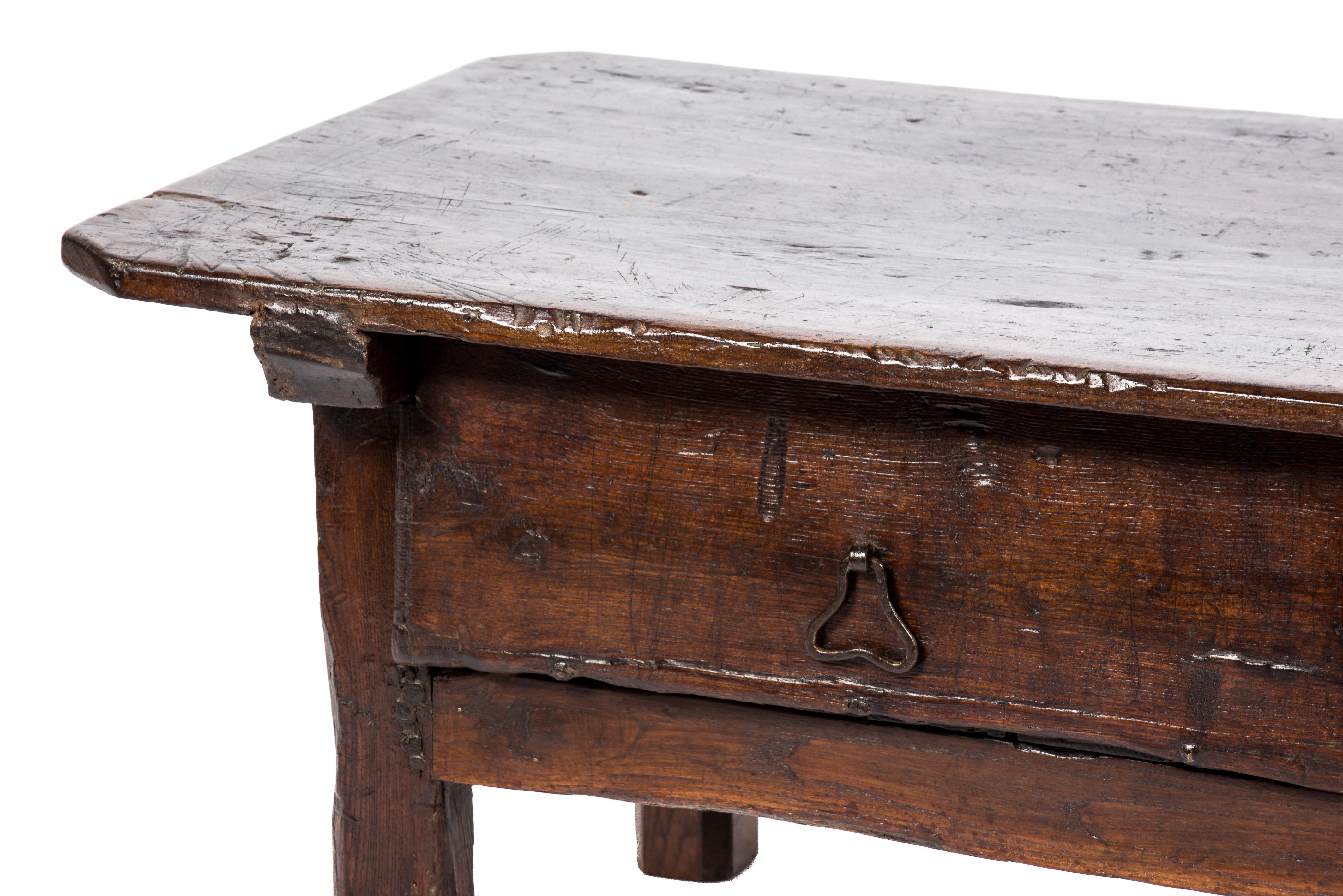 Ancienne table basse espagnole rustique du XVIIIe siècle à deux tiroirs en châtaignier brun chaud du XVIIIe siècle en vente 1