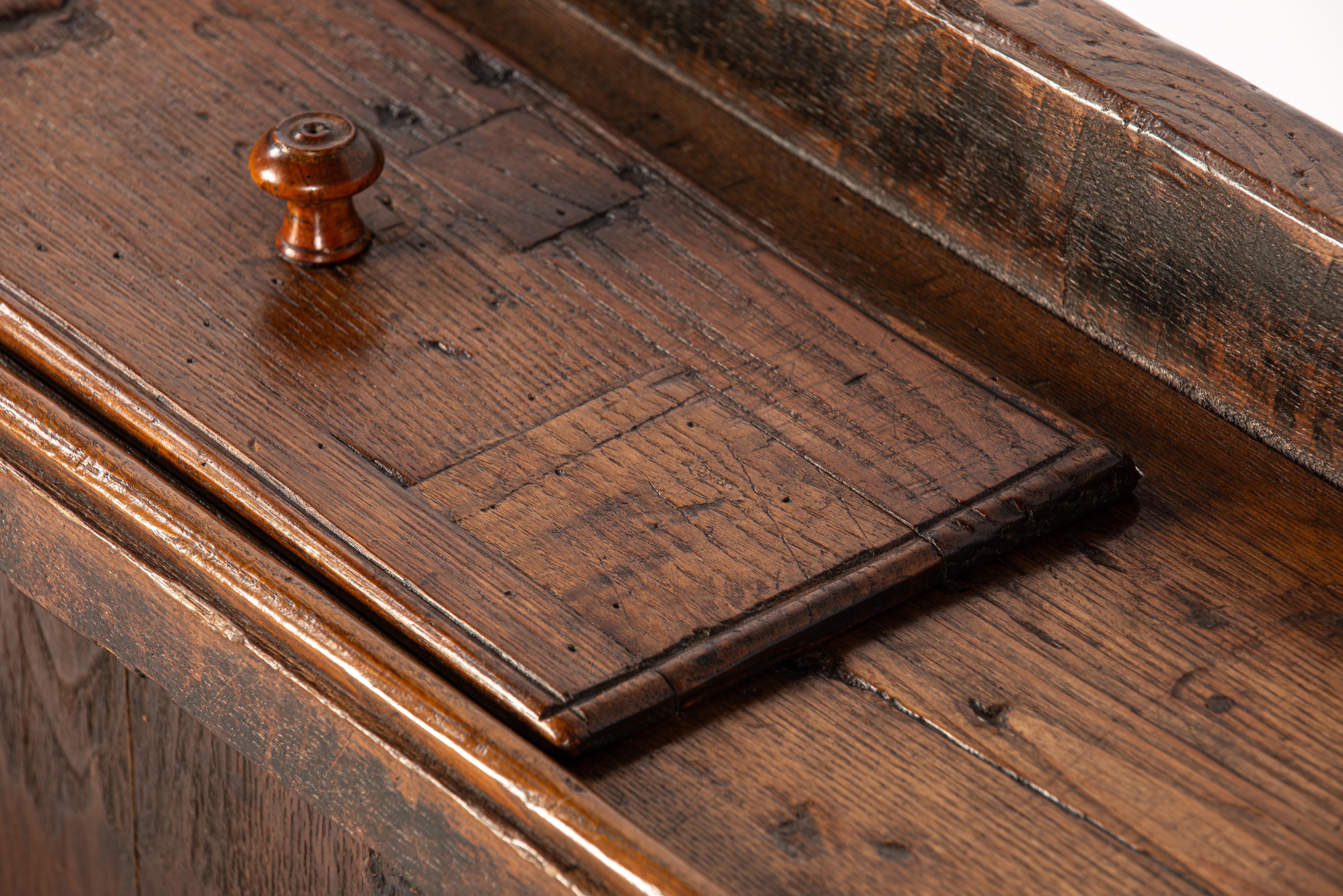 Antique 18th-Century Rustic Spanish Warm Honey Color Chestnut Coffee Table im Angebot 3
