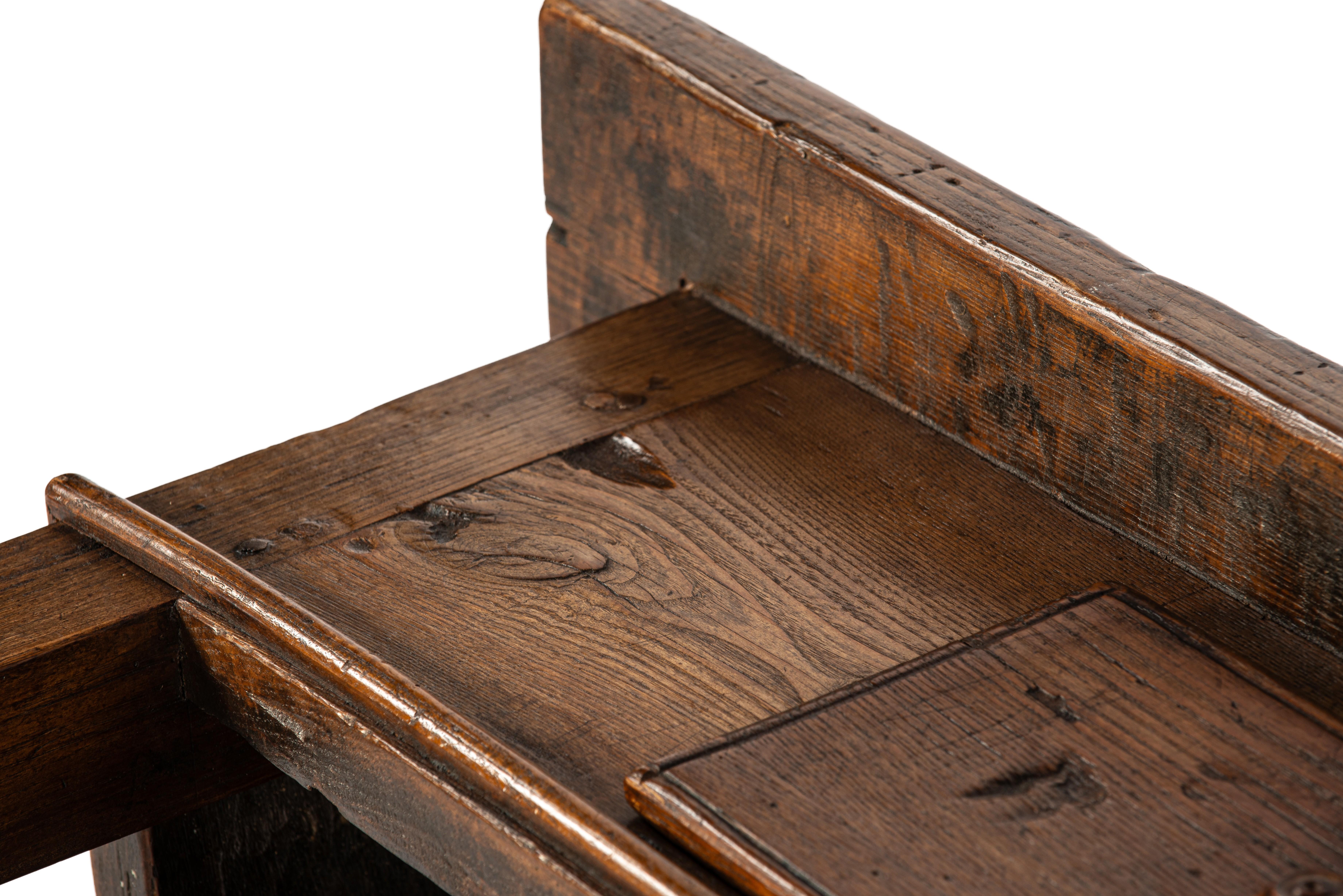 Antique 18th-Century Rustic Spanish Warm Honey Color Chestnut Coffee Table im Angebot 4