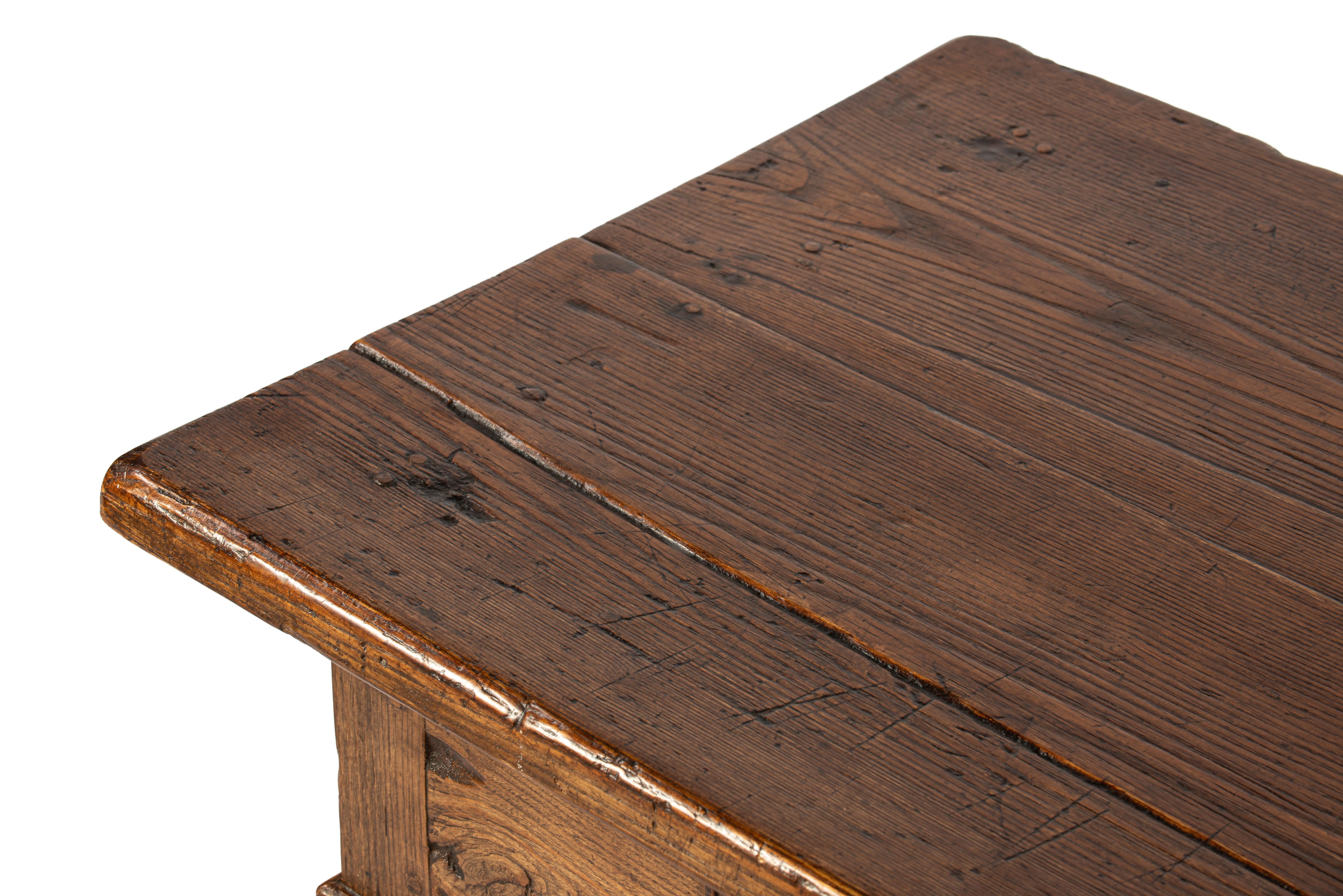 Antique 18th-Century Rustic Spanish Warm Honey Color Chestnut Coffee Table im Angebot 5