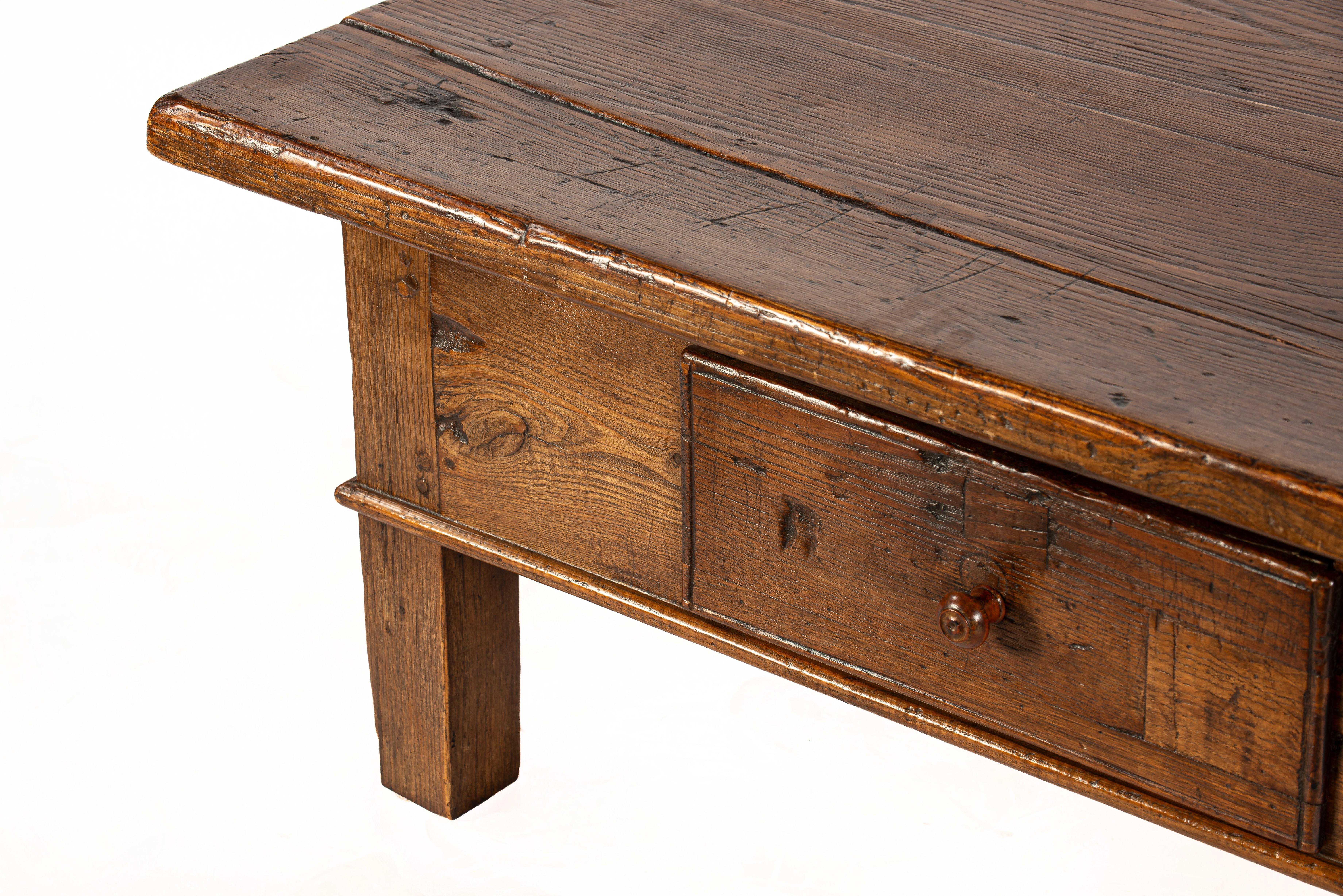 Antique 18th-Century Rustic Spanish Warm Honey Color Chestnut Coffee Table im Angebot 6