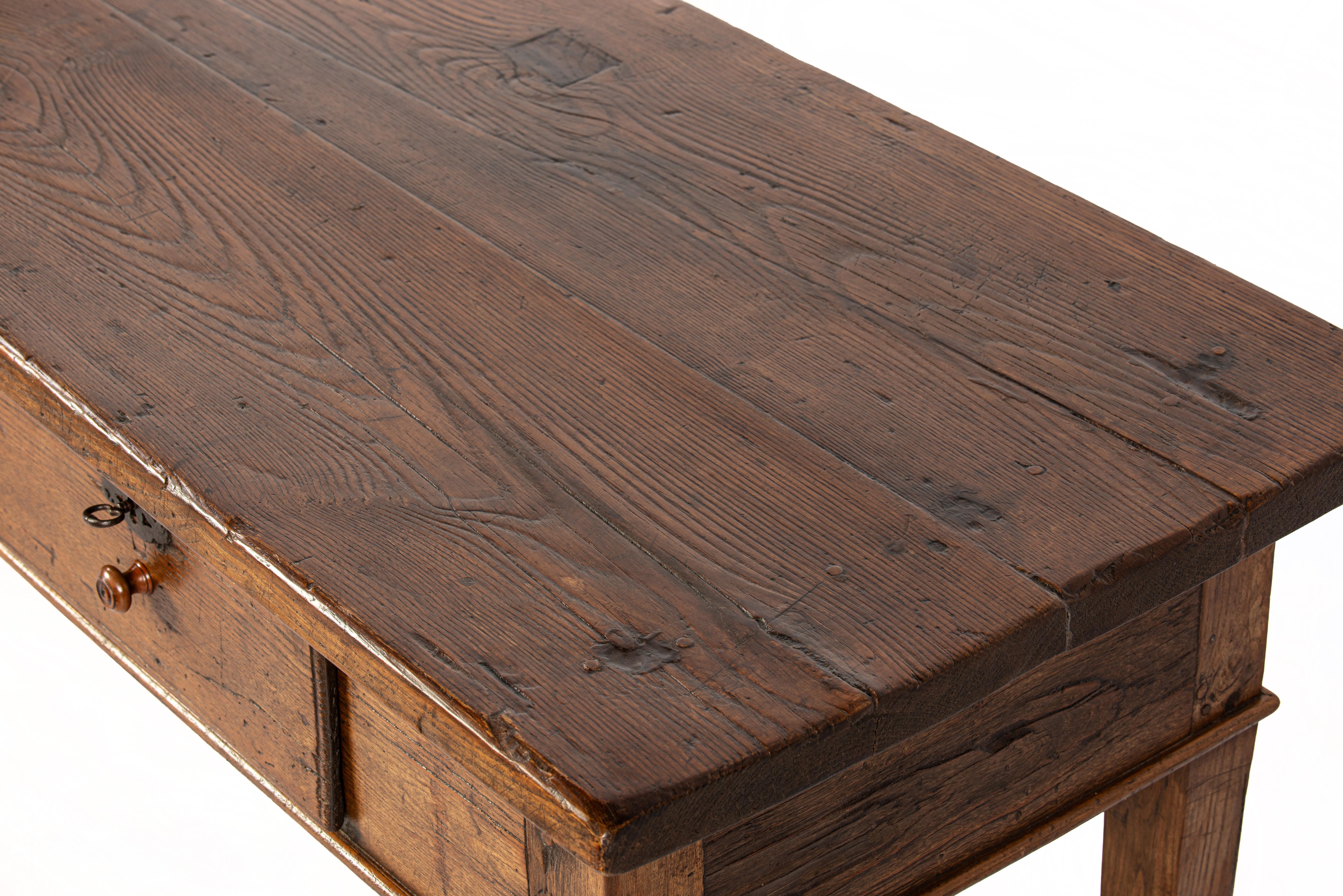 Antique 18th-Century Rustic Spanish Warm Honey Color Chestnut Coffee Table im Angebot 7