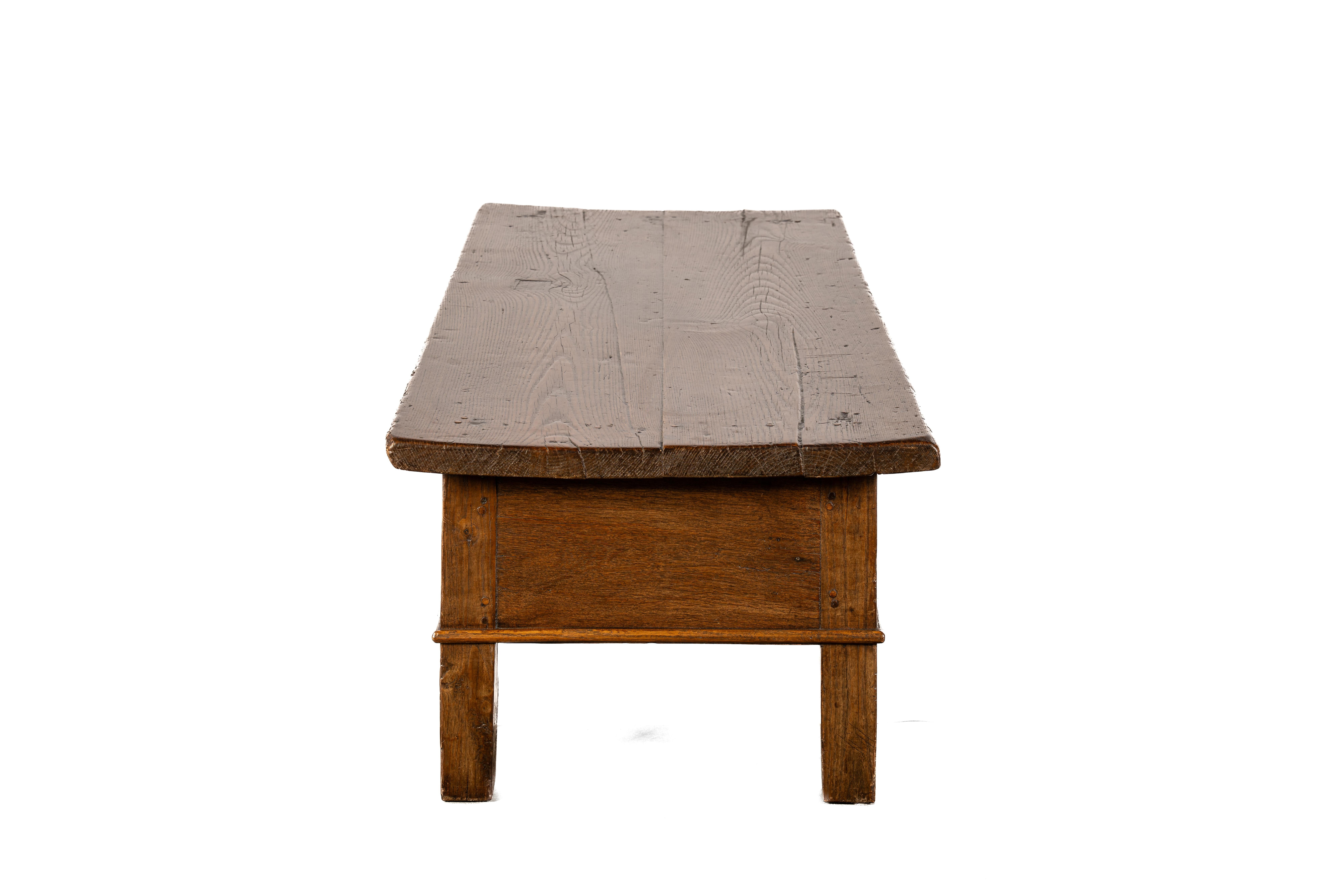 Antique 18th-Century Rustic Spanish Warm Honey Color Chestnut Coffee Table (Spanisch) im Angebot