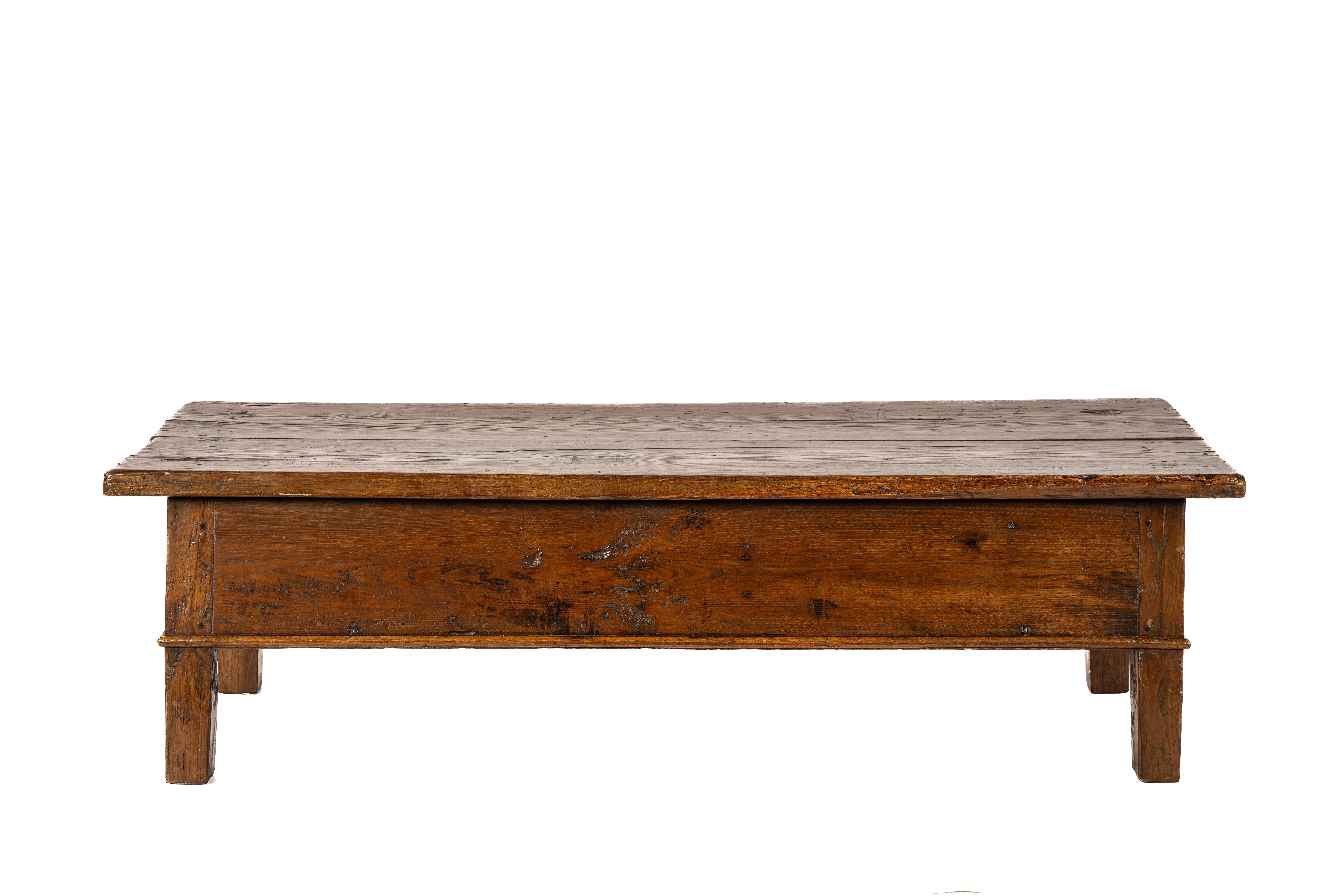Antique 18th-Century Rustic Spanish Warm Honey Color Chestnut Coffee Table (Geschmiedet) im Angebot