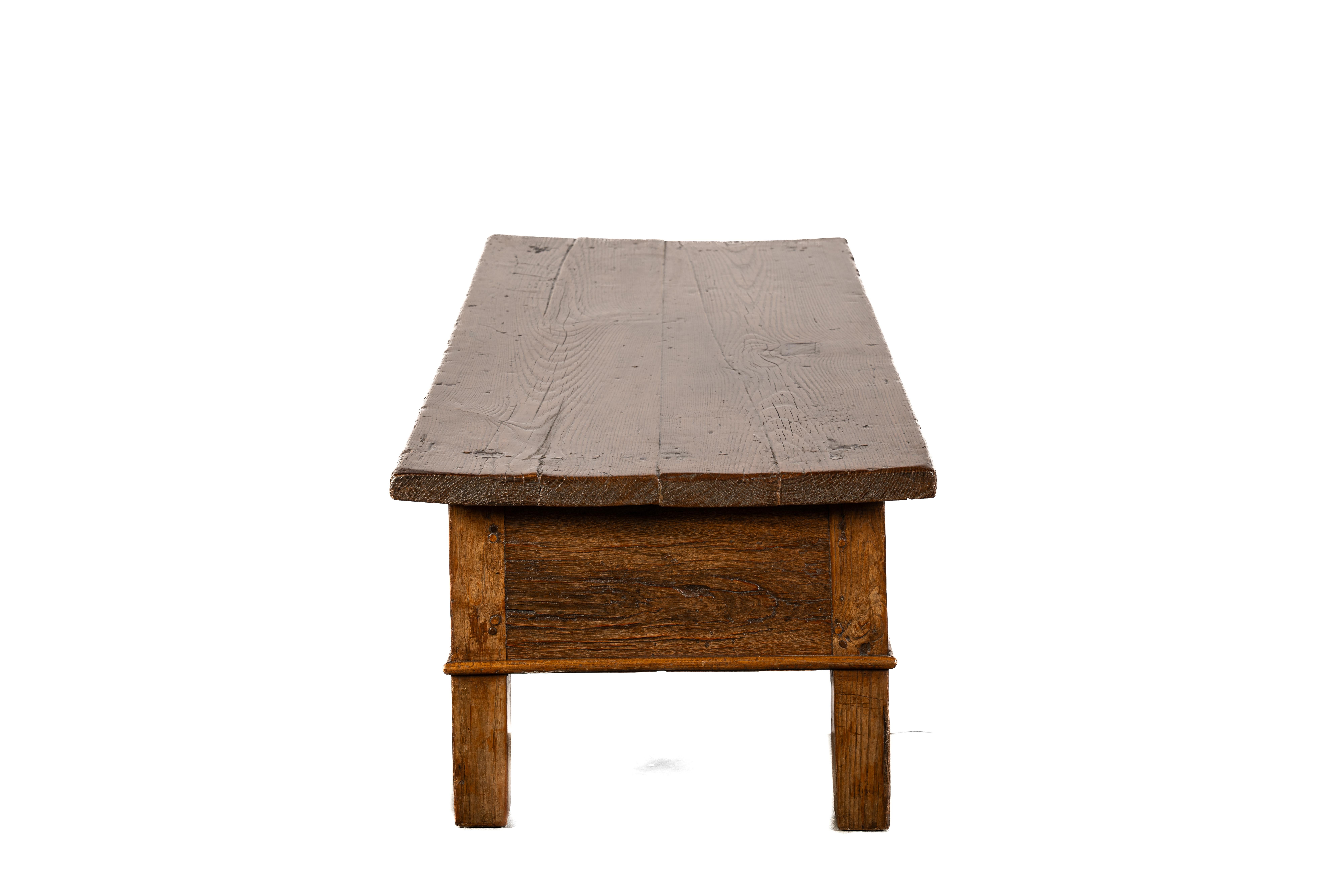 Antique 18th-Century Rustic Spanish Warm Honey Color Chestnut Coffee Table im Zustand „Gut“ im Angebot in Casteren, NL