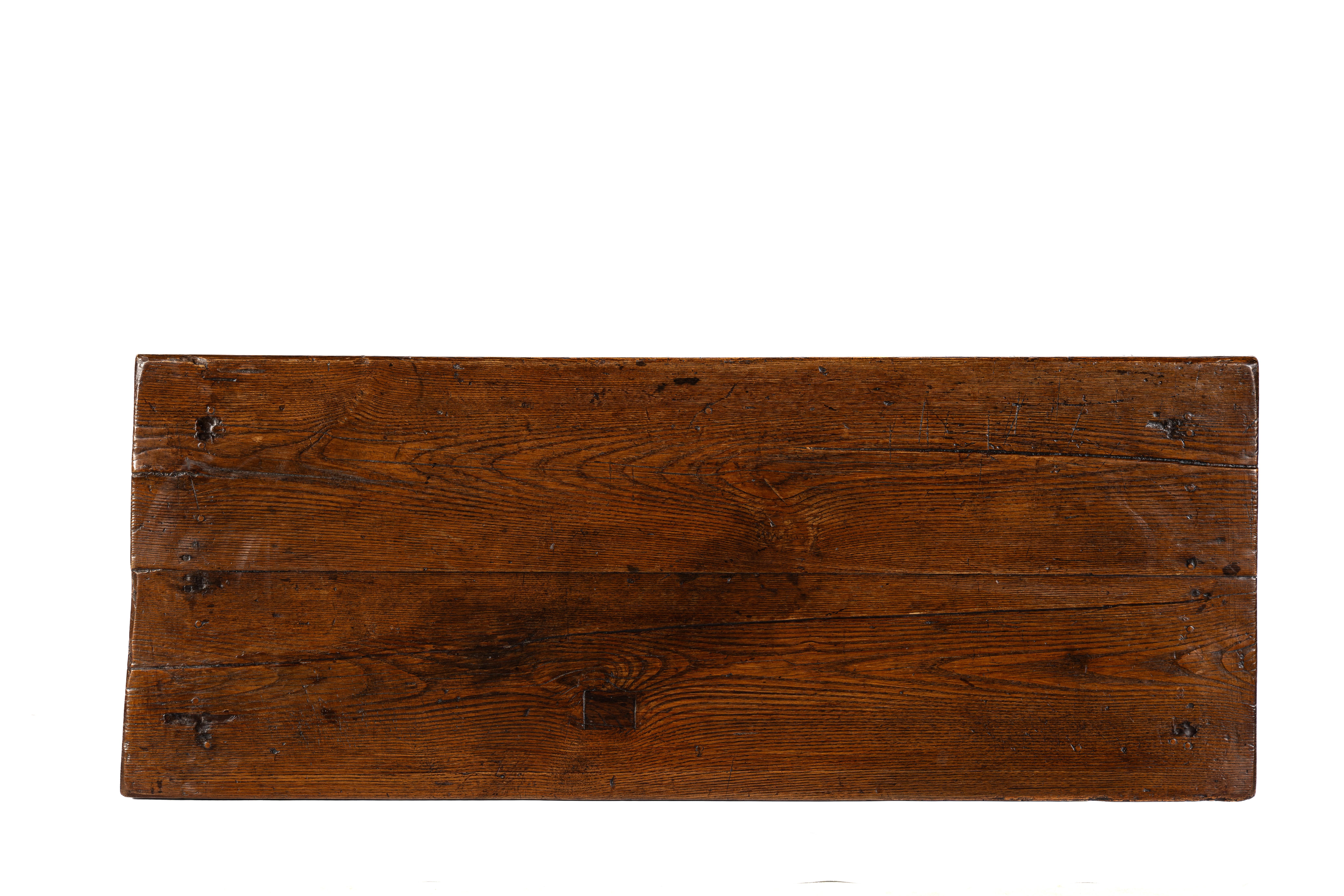 Antique 18th-Century Rustic Spanish Warm Honey Color Chestnut Coffee Table (18. Jahrhundert) im Angebot