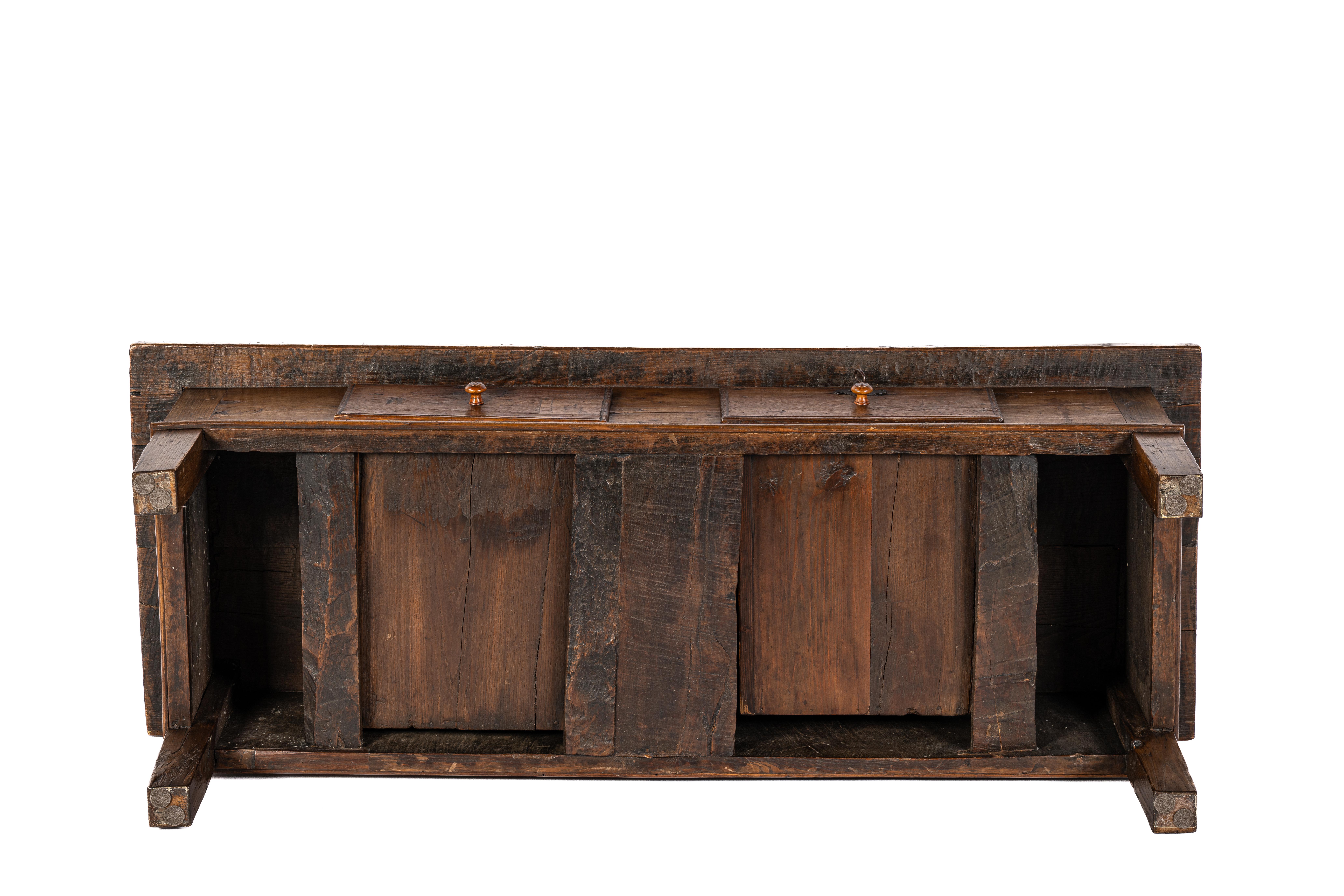 Antique 18th-Century Rustic Spanish Warm Honey Color Chestnut Coffee Table (Stahl) im Angebot
