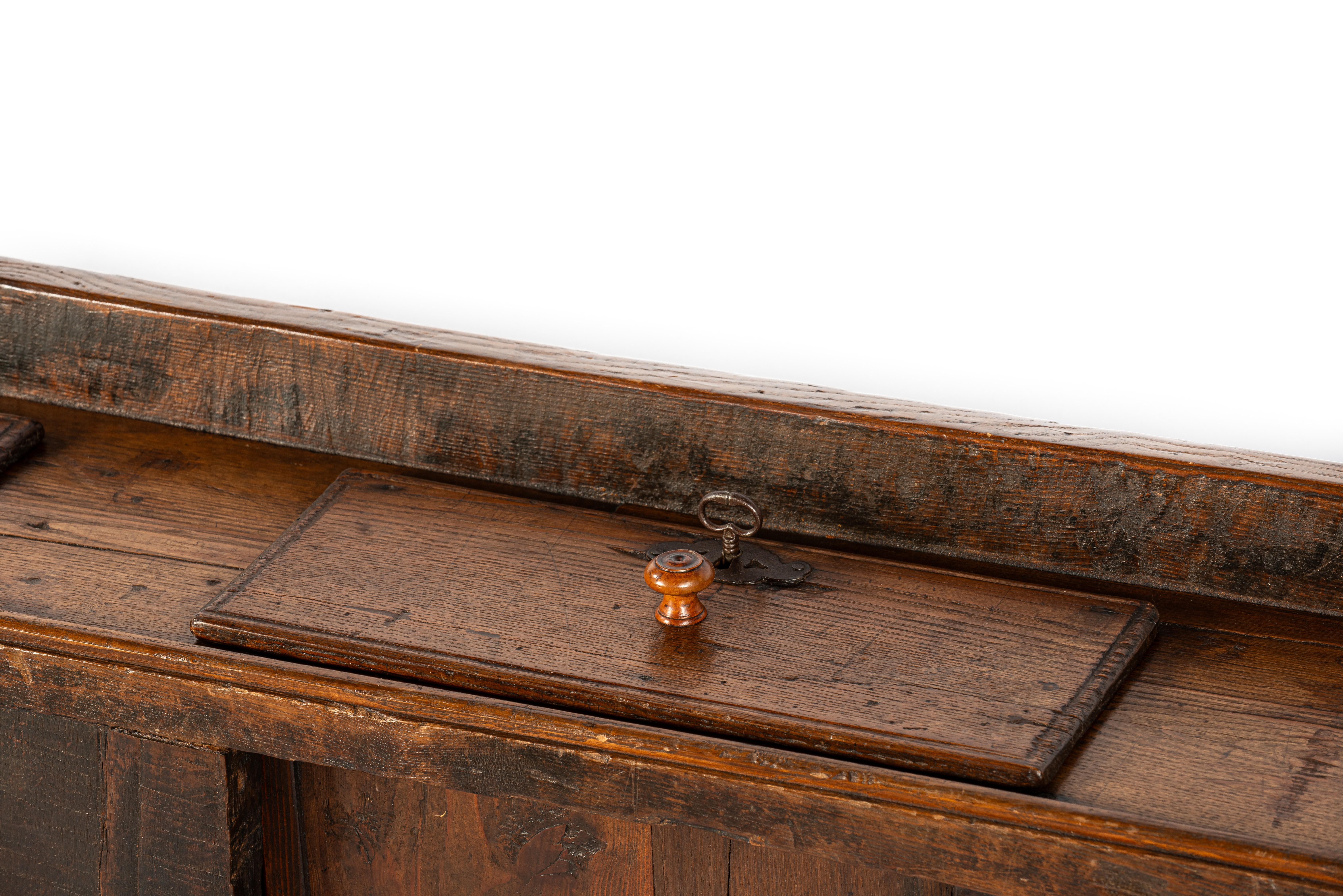 Antique 18th-Century Rustic Spanish Warm Honey Color Chestnut Coffee Table im Angebot 1