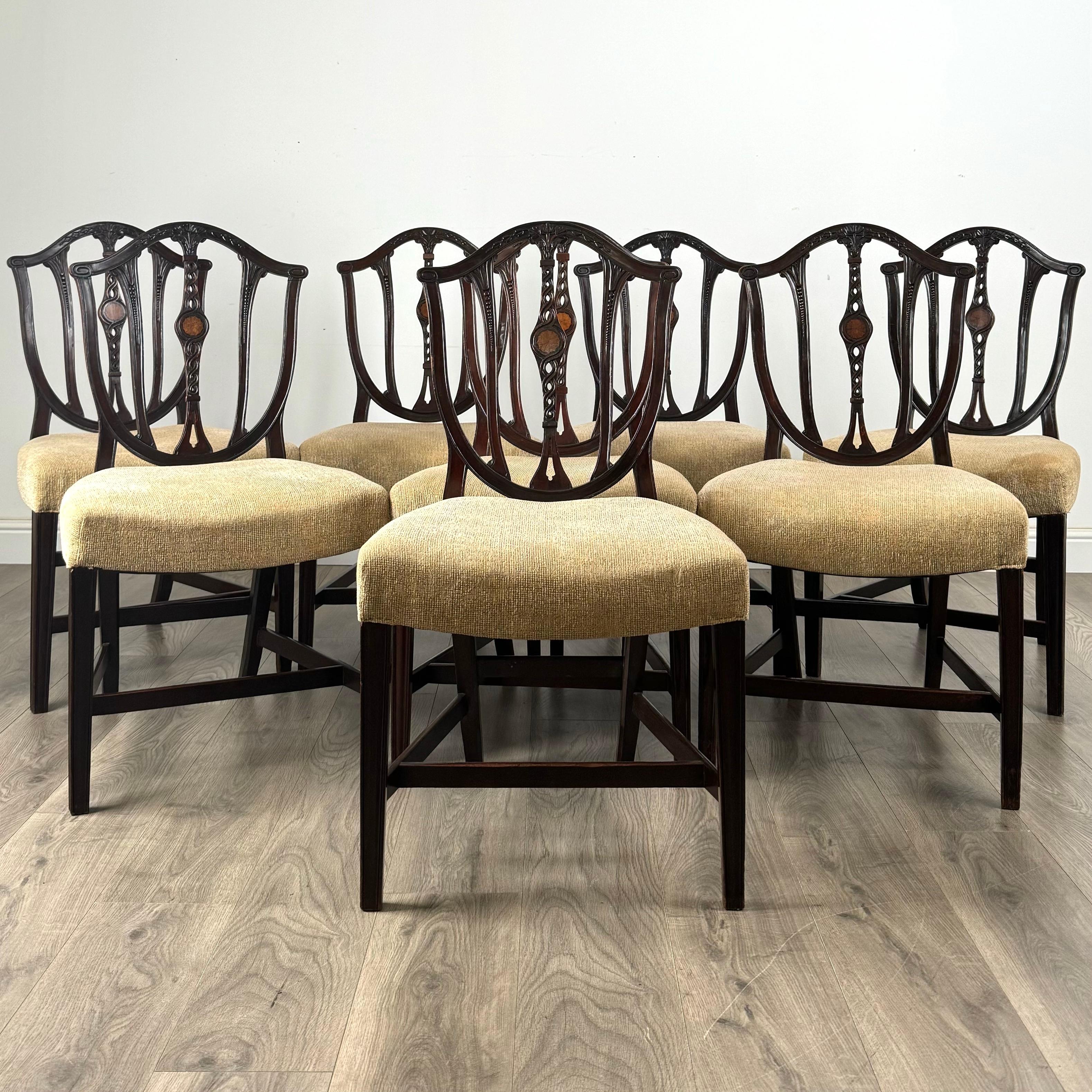 Ce superbe ensemble de huit chaises de salle à manger de style Eleg du XVIIIe siècle met en valeur l'élégance intemporelle de l'acajou, chaque pièce reposant sur de gracieux pieds fuselés soutenus par un robuste châssis transversal. Les chaises sont