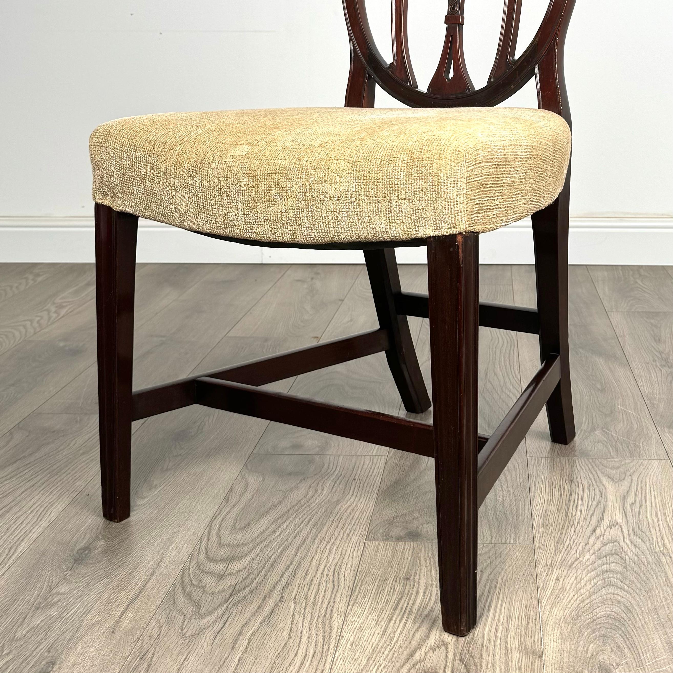 Acajou Ensemble de 8 chaises de salle à manger anciennes du 18ème siècle de style Hepplewhite ( REF AF-3443 ) en vente