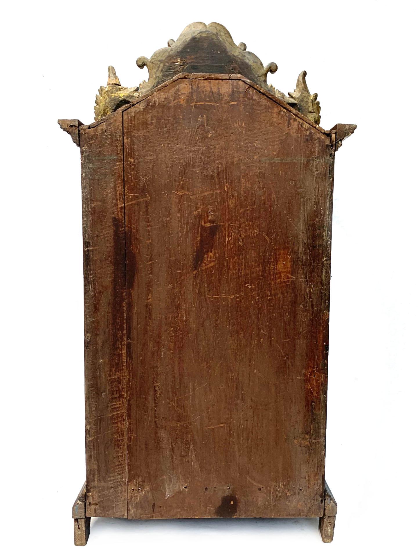 Antike 18. Jahrhundert  Shrine Retablo Barock geschnitztes und bemaltes Holz  (18. Jahrhundert und früher) im Angebot