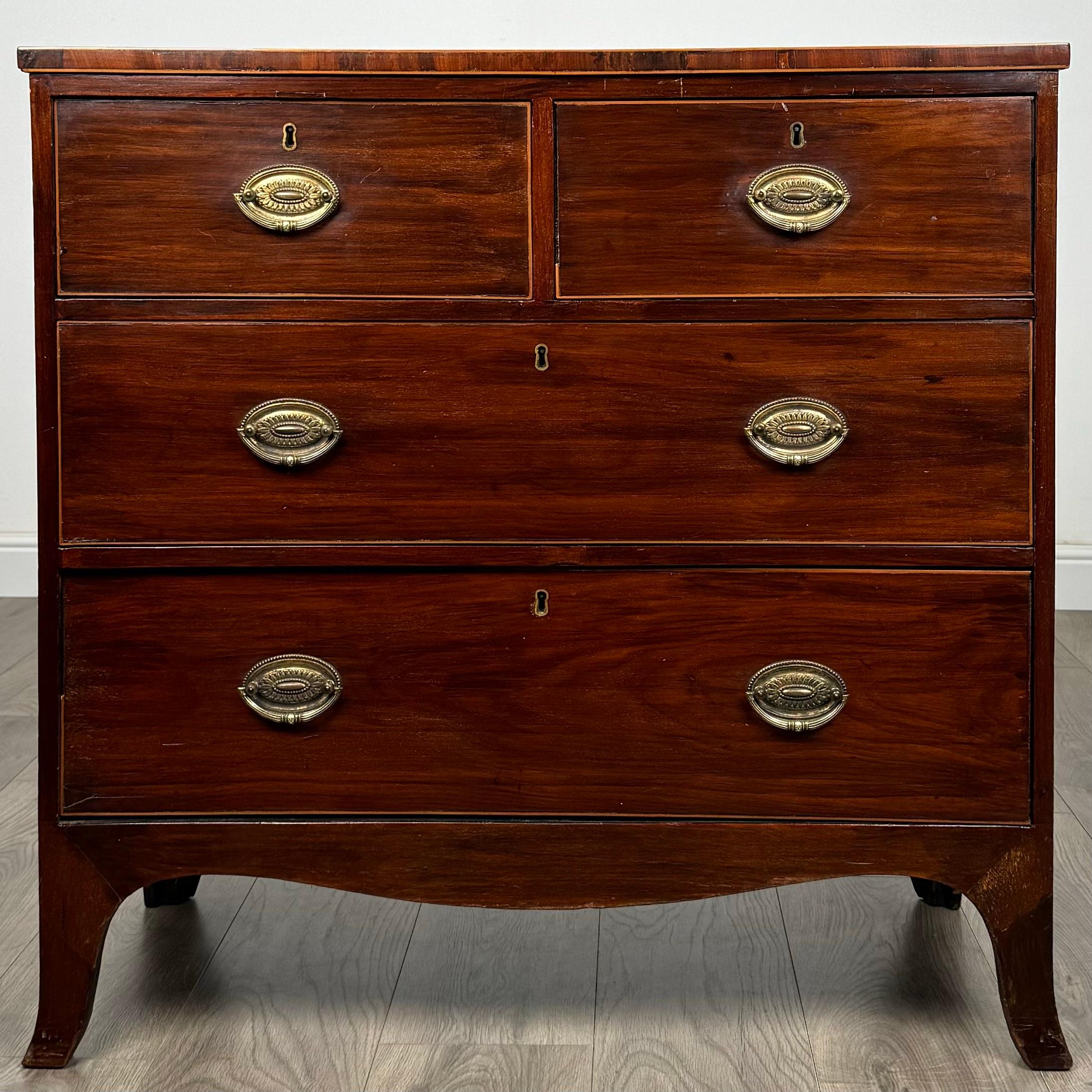 Ti presentiamo un'eccezionale cassettiera antica del XVIII secolo, realizzata in lussuoso mogano e dalle proporzioni ridotte. Questo squisito pezzo si erge elegantemente su piedi distanziati, emanando un fascino senza tempo che arricchirà qualsiasi