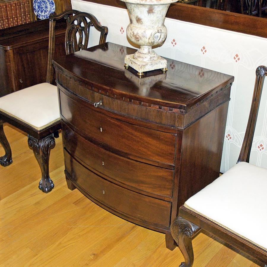 Antique 18th Century Small Louis XVI Chest of Drawers in Mahogany In Good Condition For Sale In Miami, FL