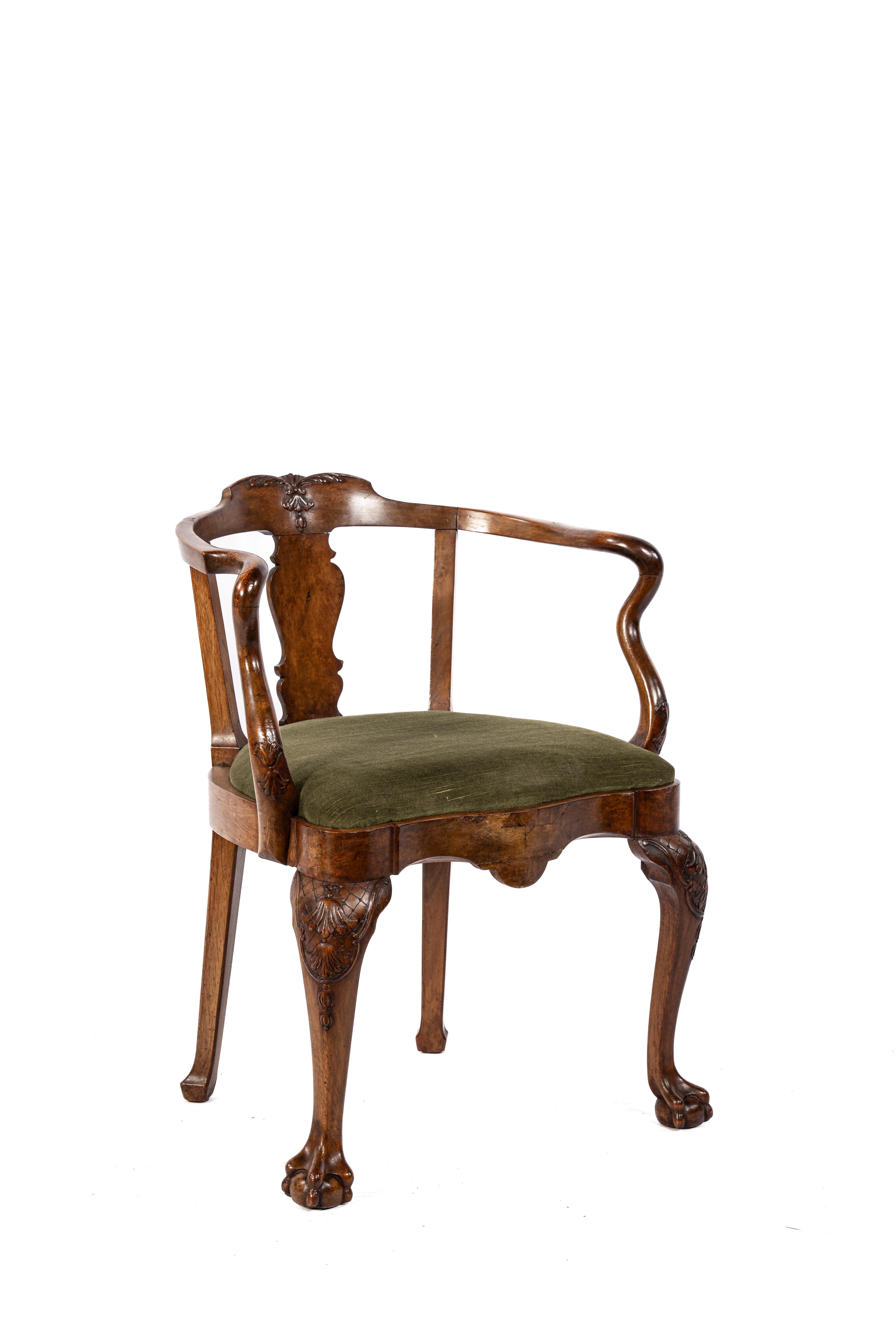 Questa poltrona del XVIII secolo è un pezzo raffinato e di carattere, realizzato in caldo legno di noce chiaro che dona una luce morbida e naturale a qualsiasi ambiente. Disegnato nel classico stile Chippendale, presenta braccioli graziosamente