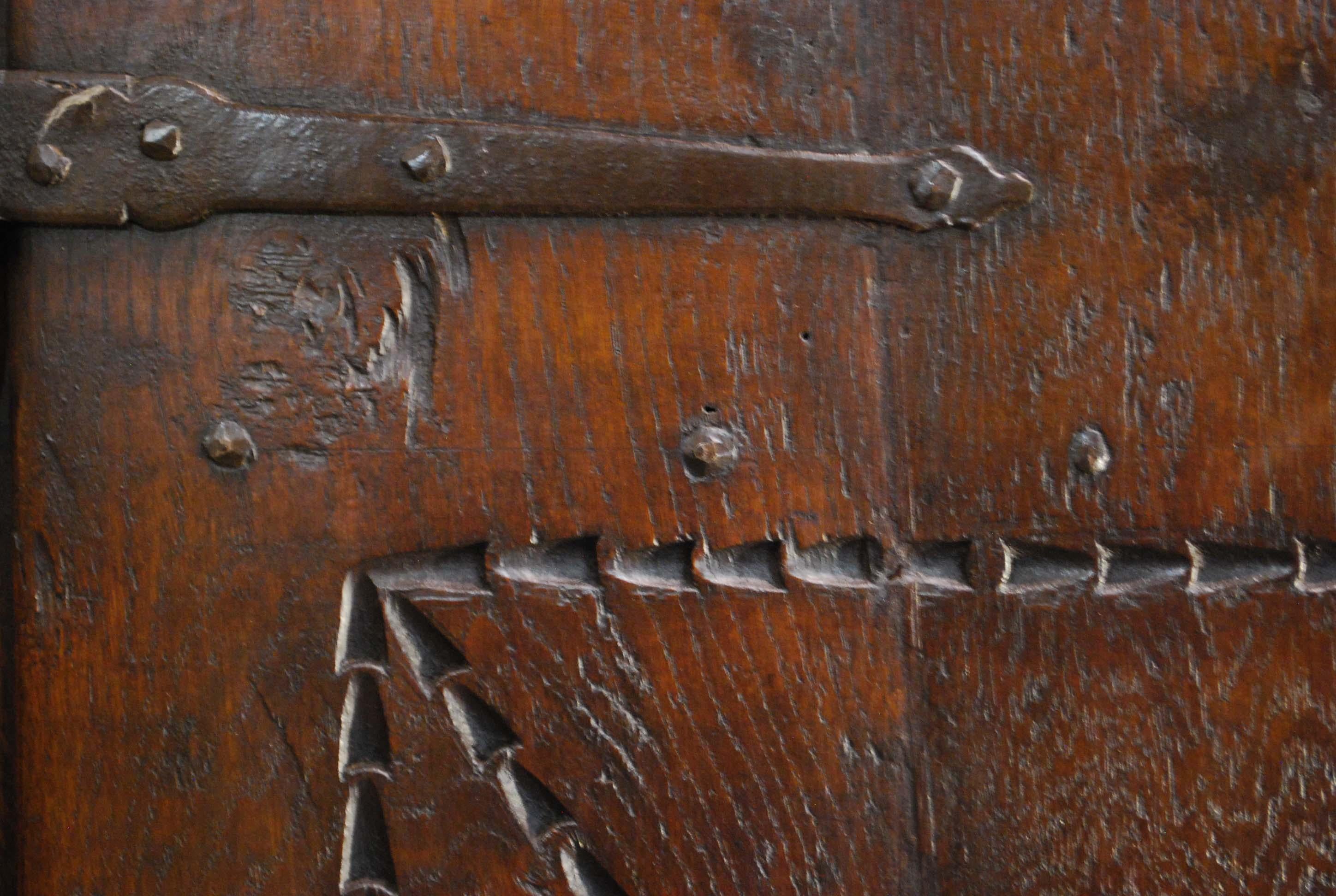 Antiker spanischer Vitrinenschrank aus massivem Eichenholz, 18. Jahrhundert (Handgeschnitzt) im Angebot