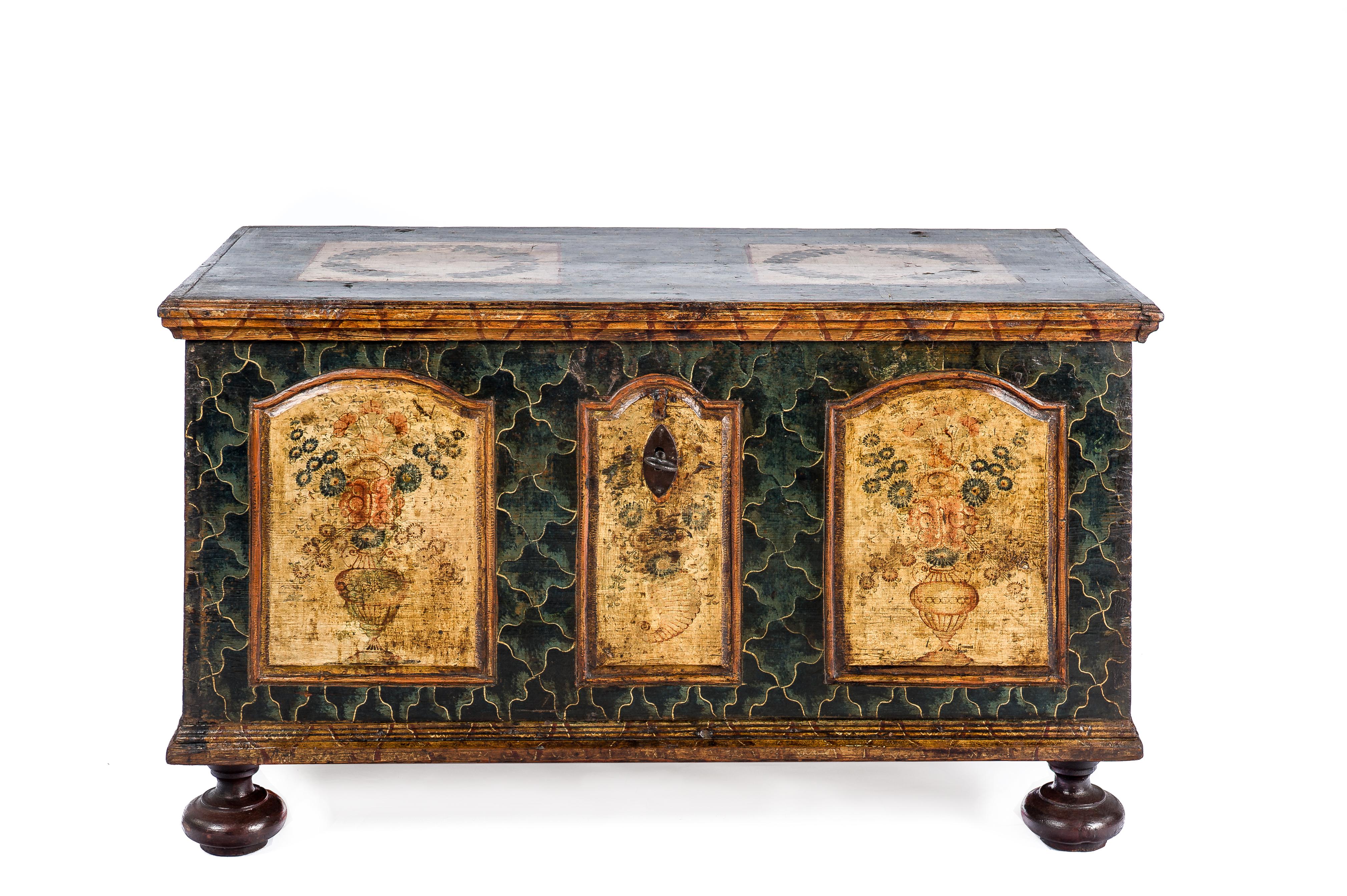 This rare trunk or blanket chest was made in the border region between the Czech Republic and Poland in the late 18th century. The solid pine trunk was decorated with typical painted motifs and ornaments for the Riesengebirge (Giant Mountains). It