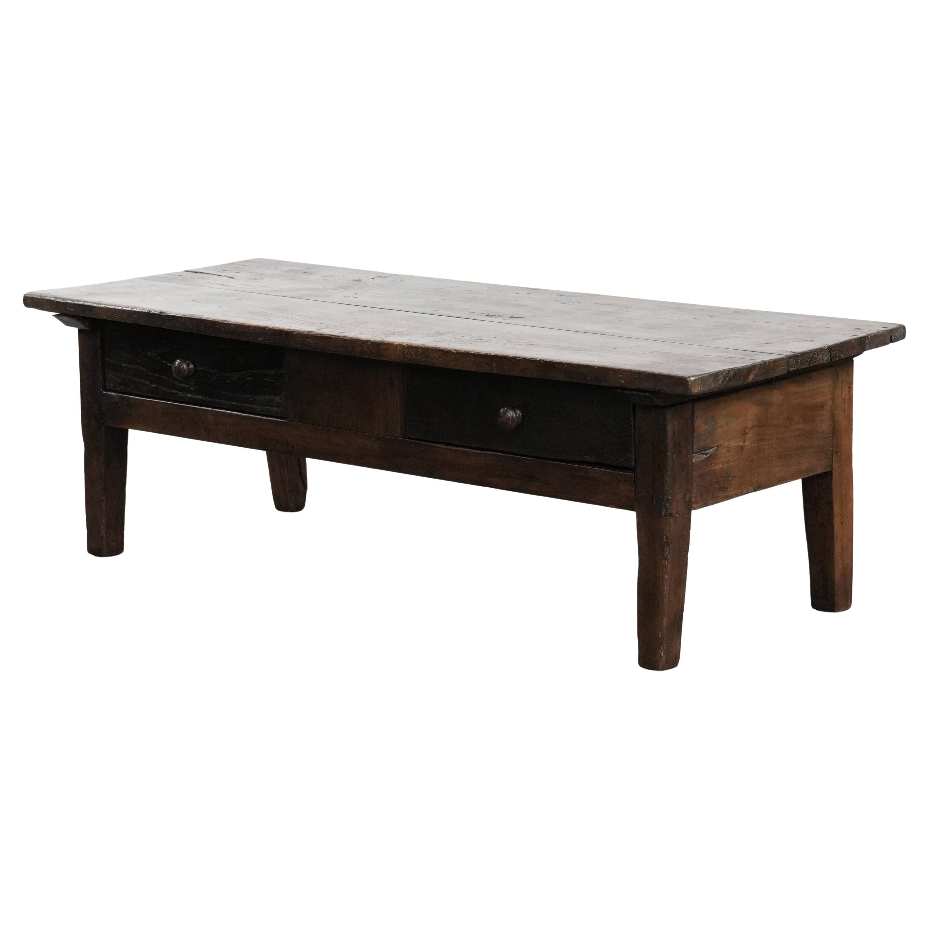 Antique 18th-century Southern European coffee table made of chestnut wood