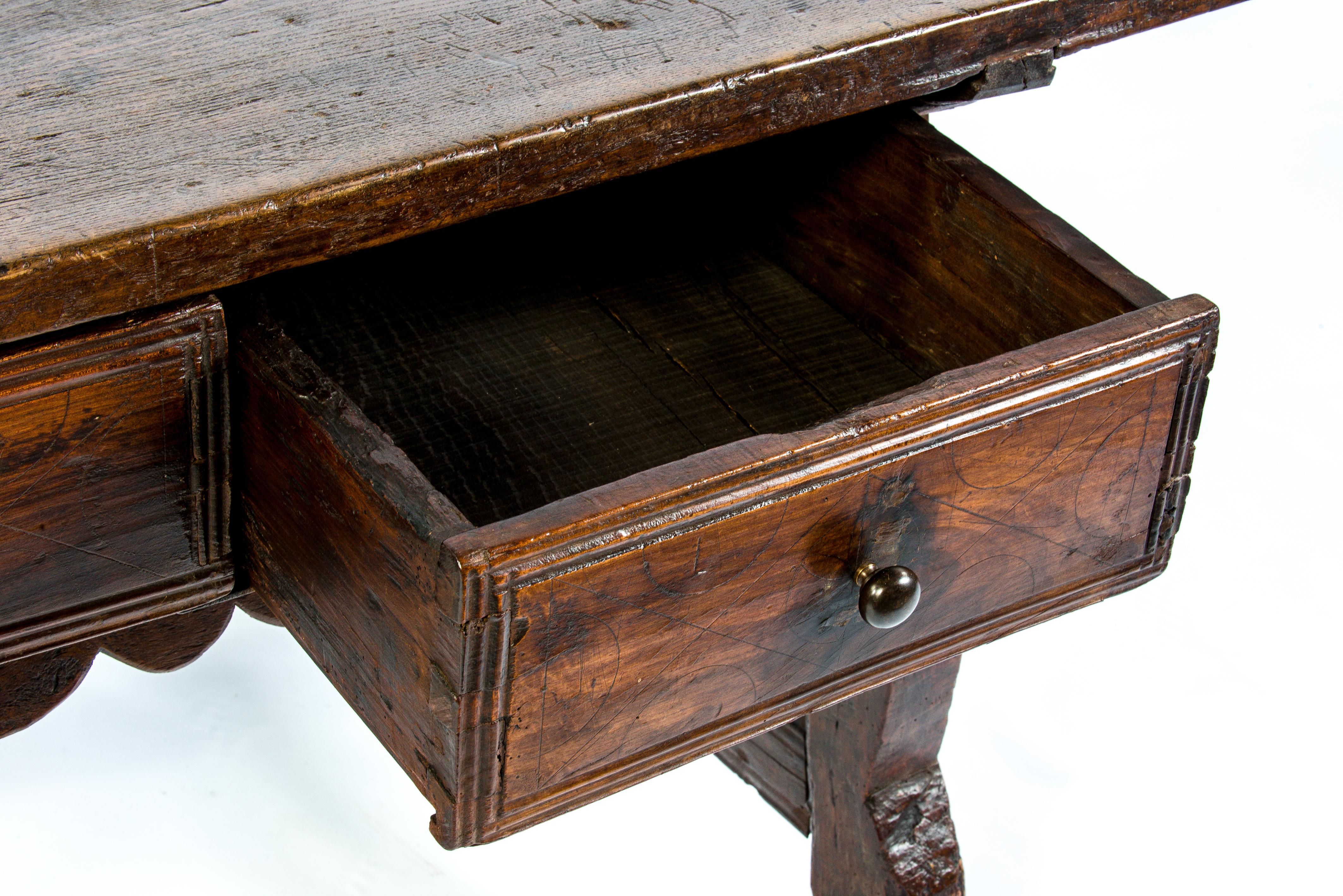 Ancienne table de bureau ou d'appoint baroque espagnole du 18ème siècle en châtaignier en vente 3
