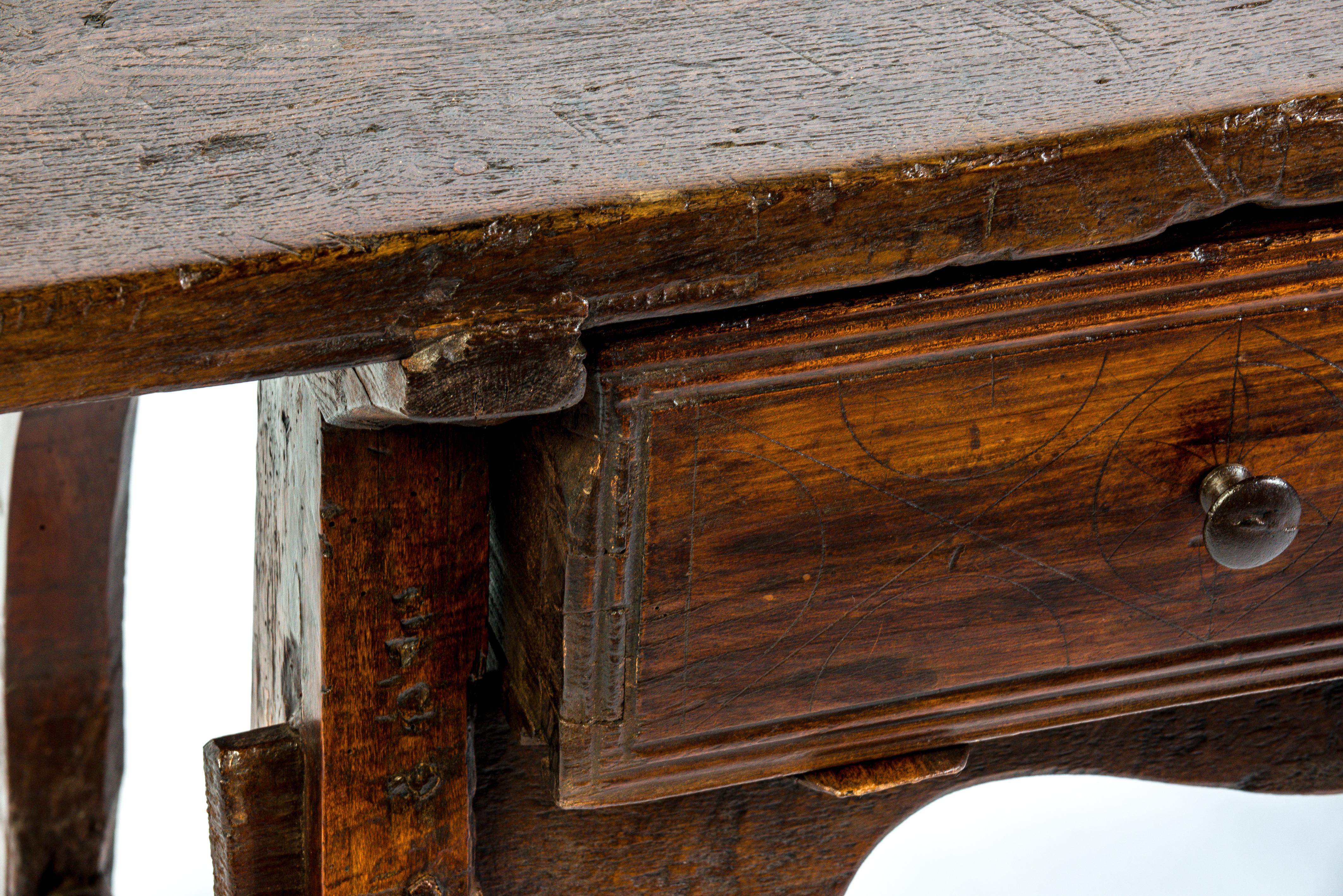 Ancienne table de bureau ou d'appoint baroque espagnole du 18ème siècle en châtaignier en vente 4