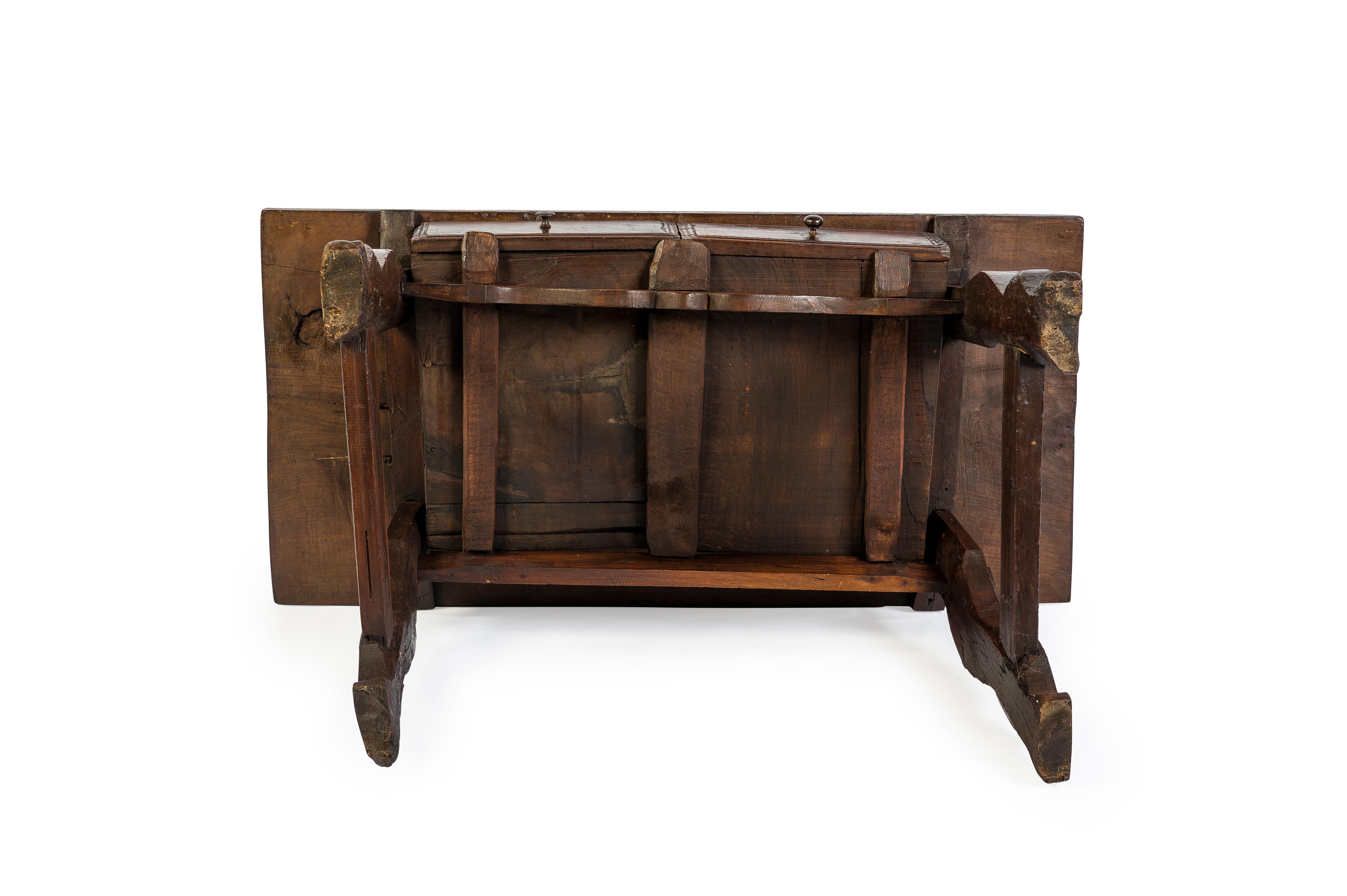 Ancienne table de bureau ou d'appoint baroque espagnole du 18ème siècle en châtaignier en vente 7