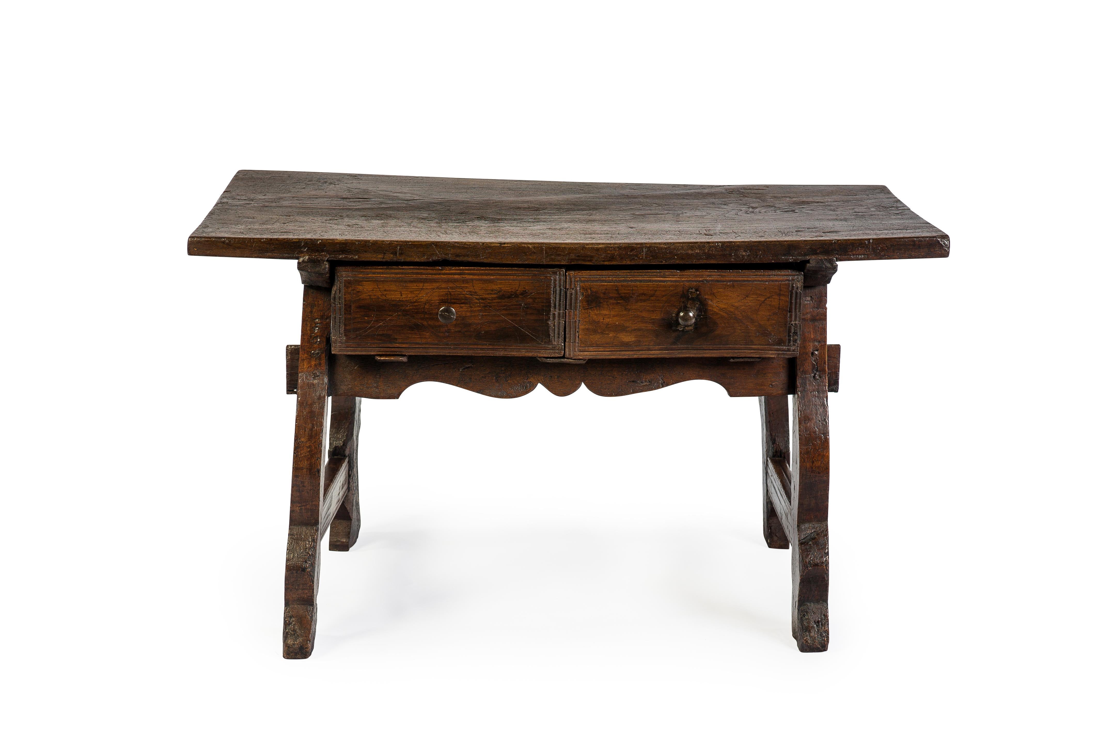 Ce magnifique bureau ou table d'appoint rustique a été fabriqué dans le nord de l'Espagne vers 1760. Le plateau est fabriqué à partir d'une planche de châtaignier massif d'une épaisseur de 1,18 pouce. Il est relié à la base par un assemblage en