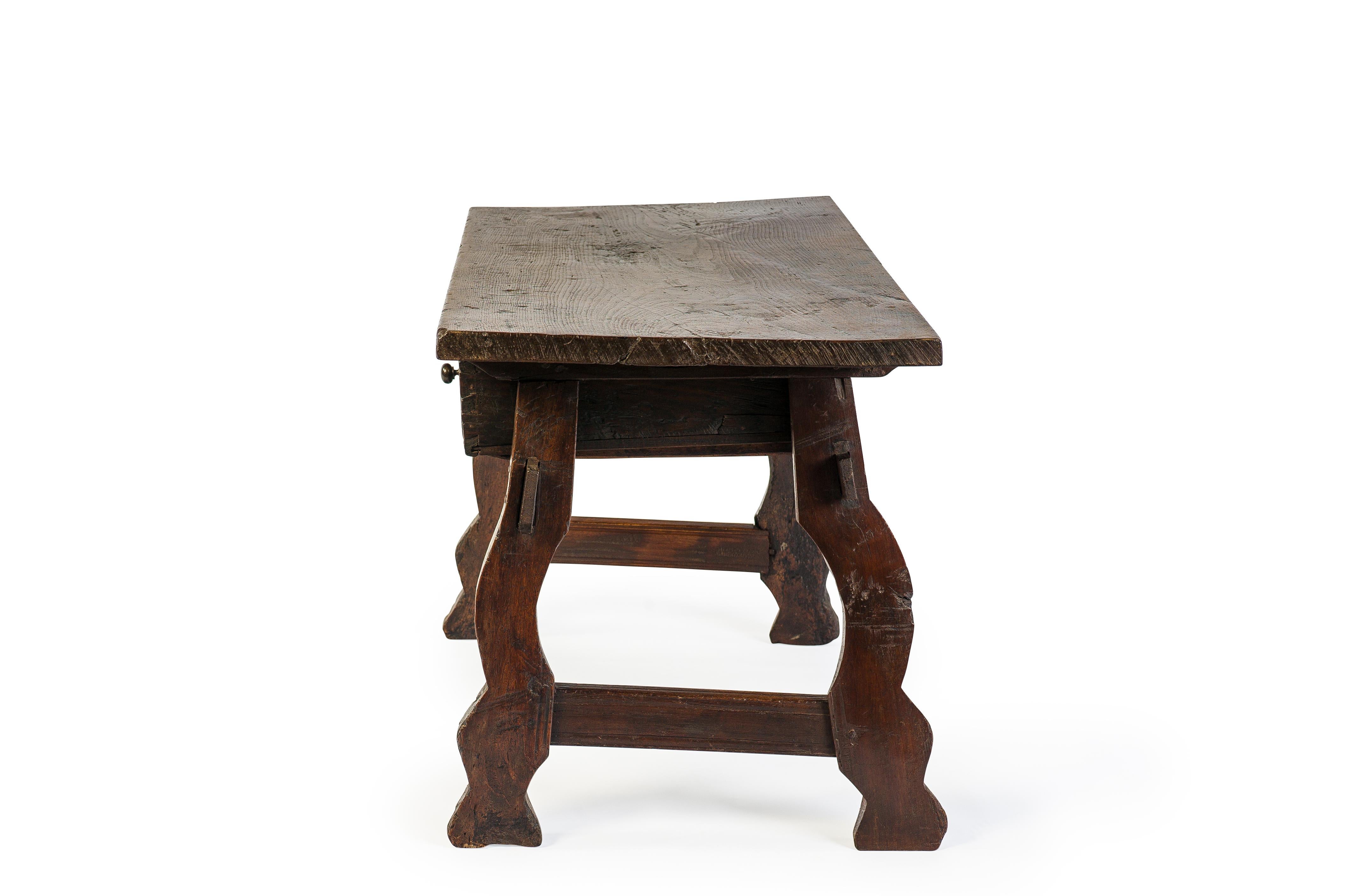 Baroque Ancienne table de bureau ou d'appoint baroque espagnole du 18ème siècle en châtaignier en vente