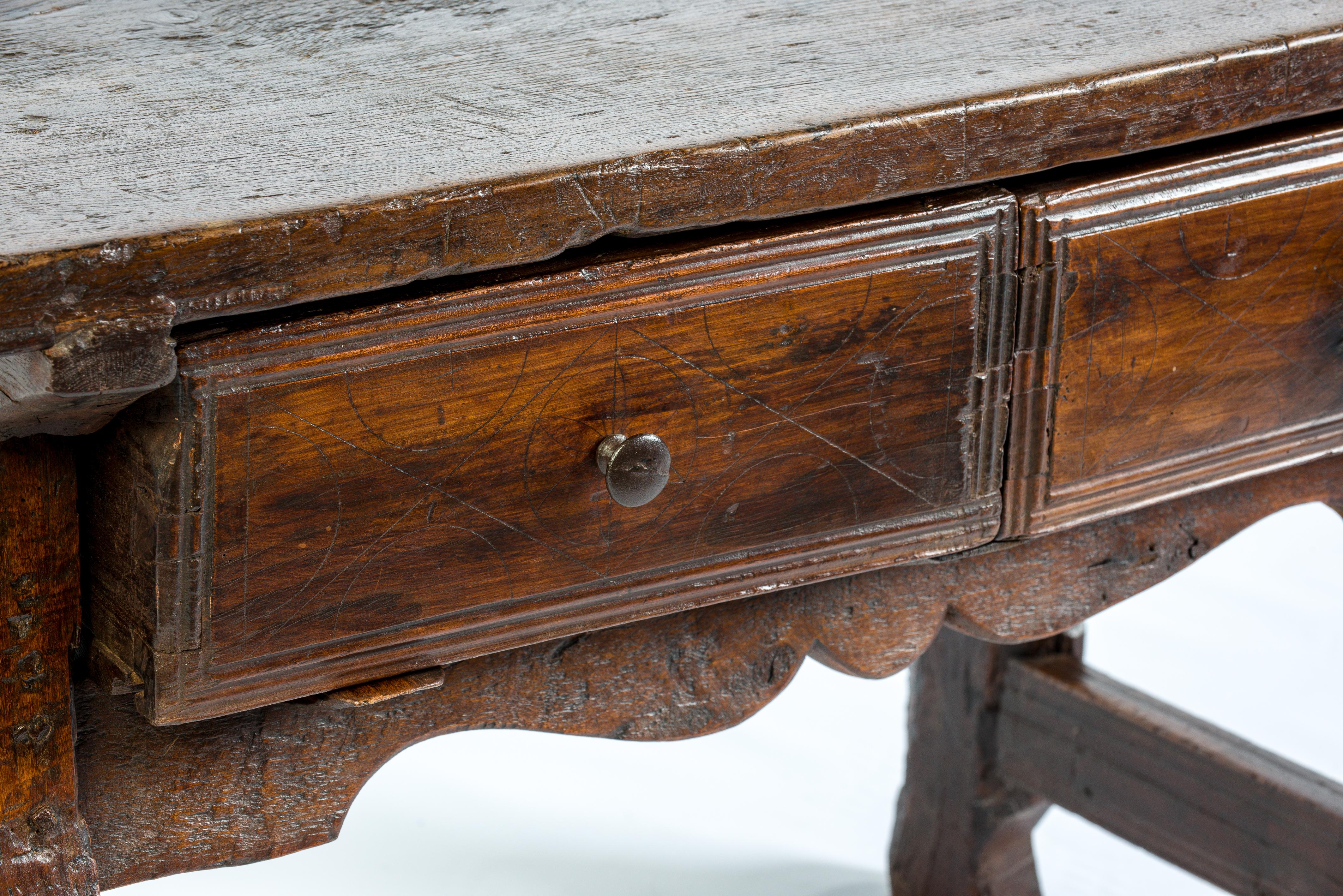 Tacheté Ancienne table de bureau ou d'appoint baroque espagnole du 18ème siècle en châtaignier en vente