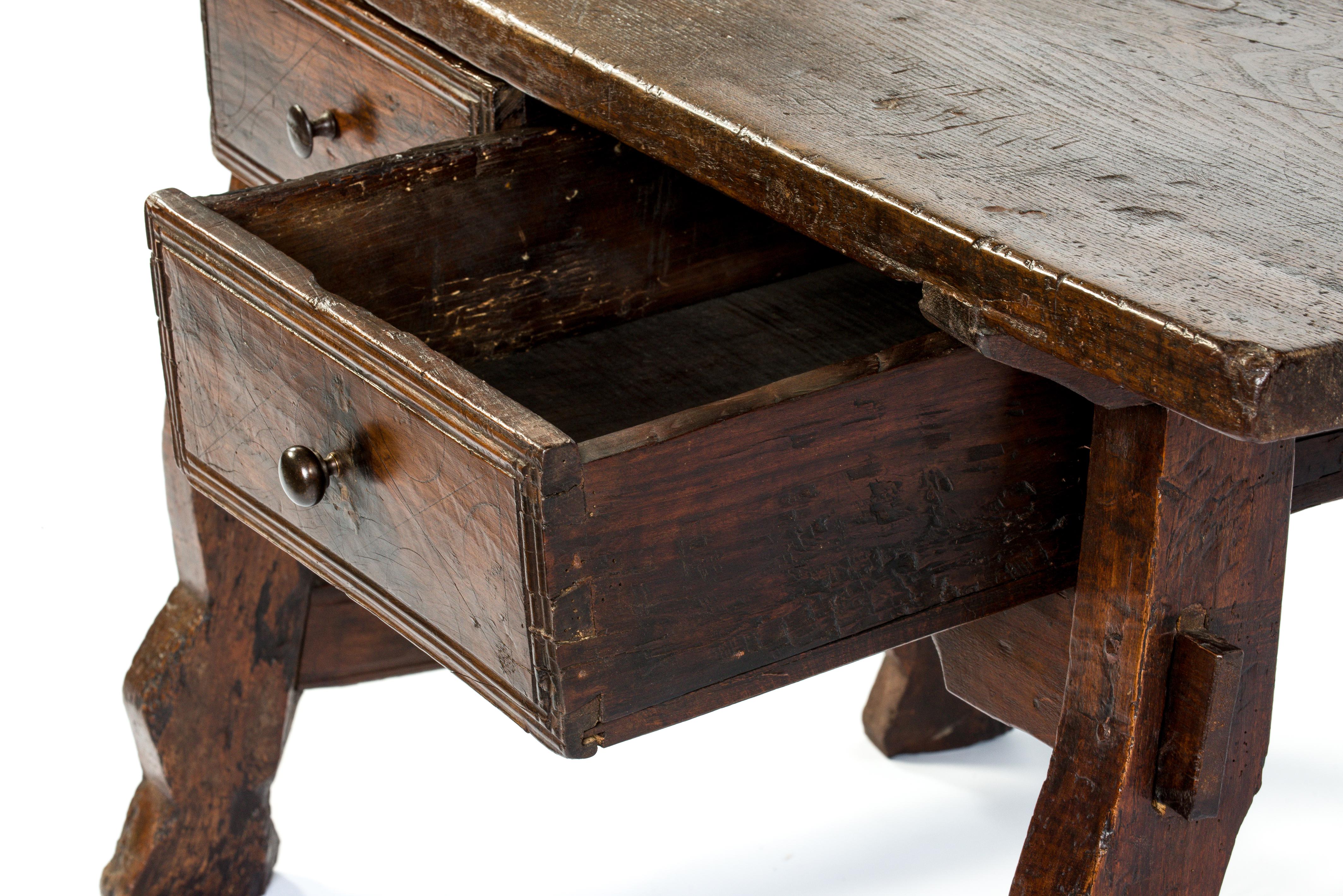 XVIIIe siècle Ancienne table de bureau ou d'appoint baroque espagnole du 18ème siècle en châtaignier en vente