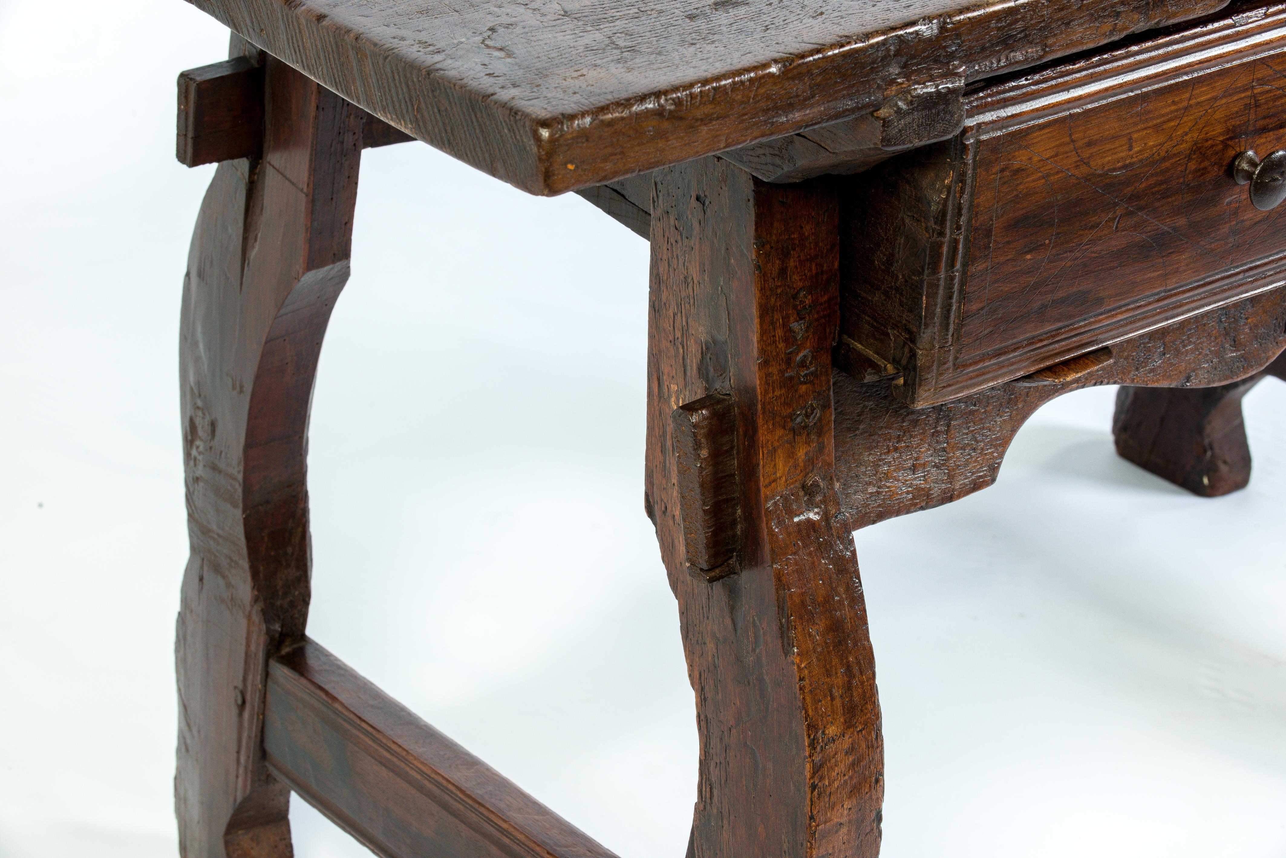 Châtaignier Ancienne table de bureau ou d'appoint baroque espagnole du 18ème siècle en châtaignier en vente