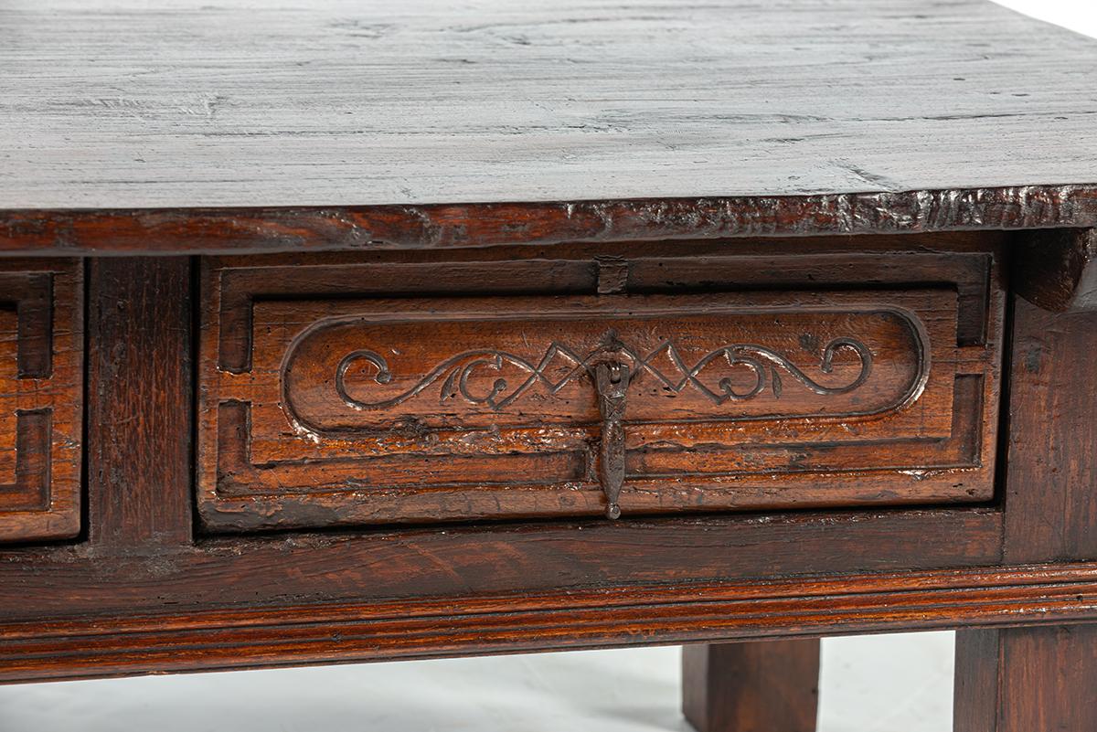 Antique 18th century Spanish Baroque warm brown chestnut 3-drawer coffee table For Sale 4