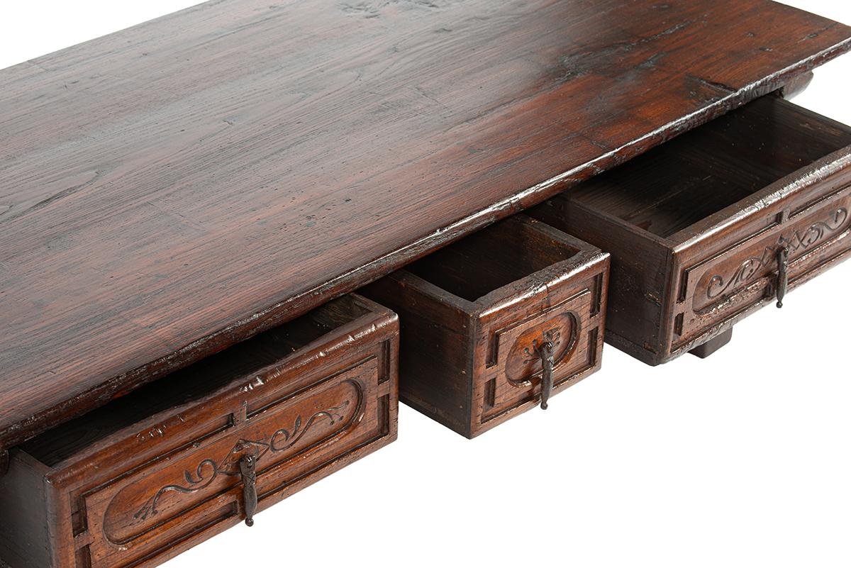 Antique 18th century Spanish Baroque warm brown chestnut 3-drawer coffee table For Sale 5