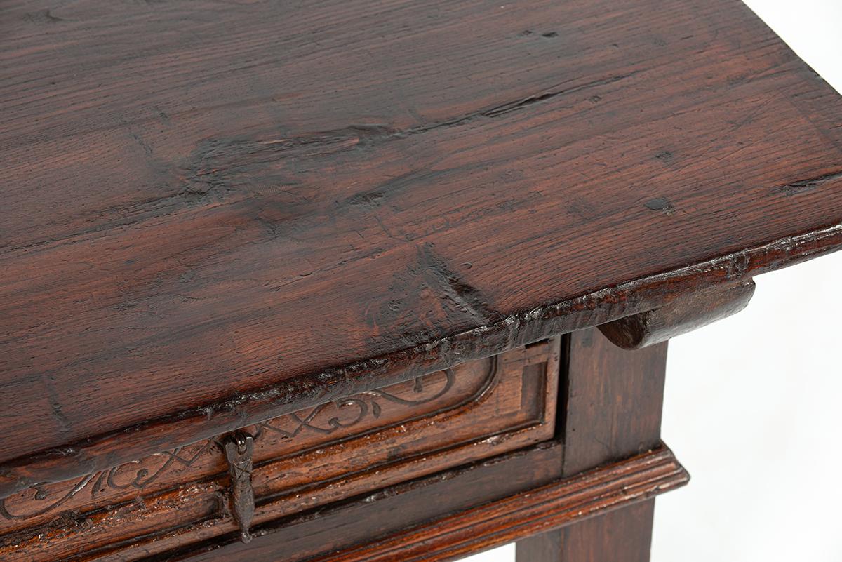 Antique 18th century Spanish Baroque warm brown chestnut 3-drawer coffee table For Sale 7