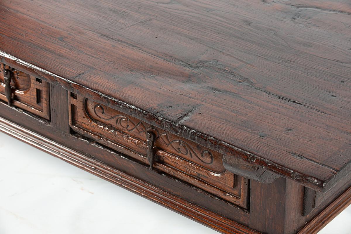 Antique 18th century Spanish Baroque warm brown chestnut 3-drawer coffee table For Sale 8